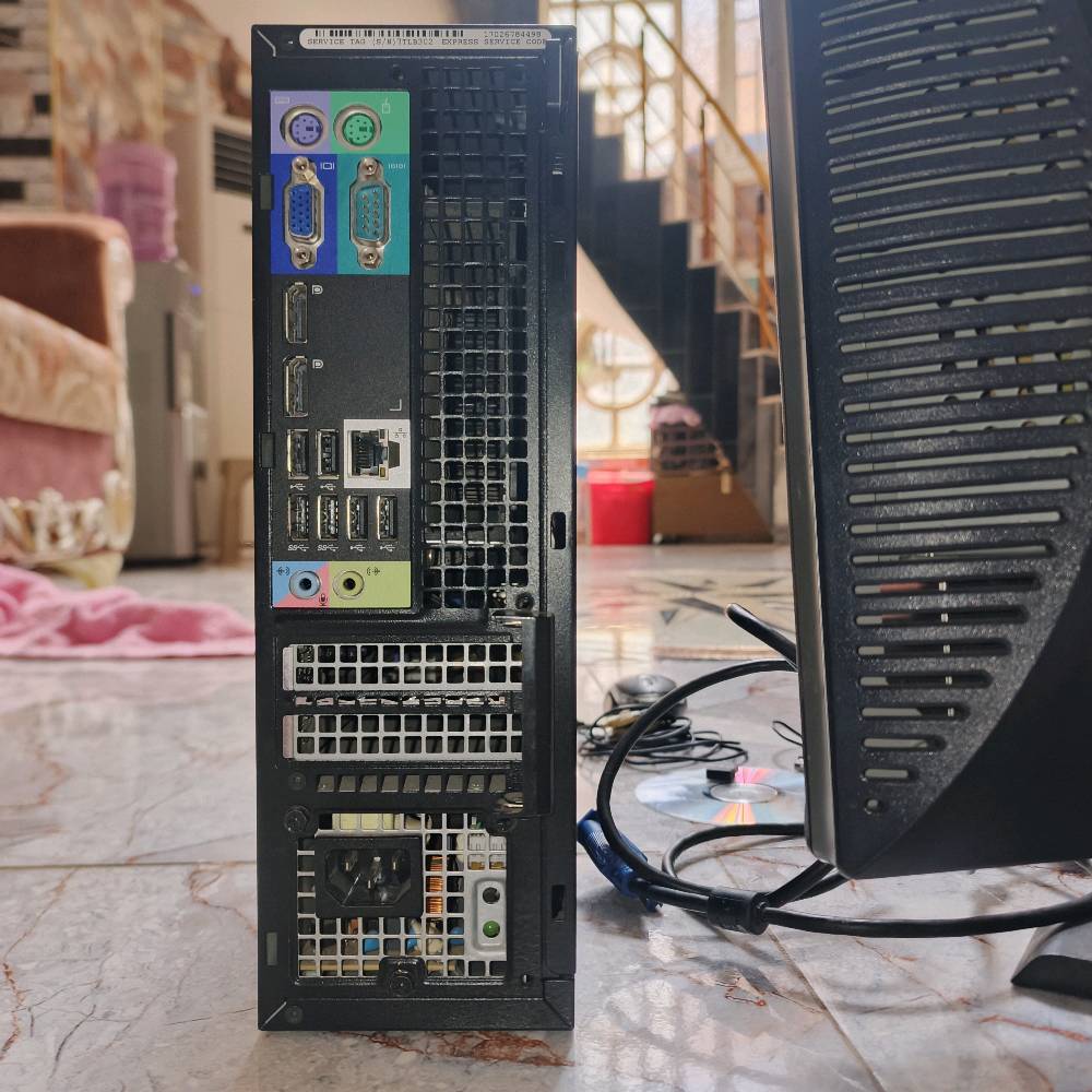 حاسبه Pcللبيع مستعمله شي قليل محدثه وندوز 10 تكدر تنزل بيها اي شي يعجبك ومكفوله من اي عطل او خلل ترجعها عليه ويجي وياها ماوس وكيبورد وسماعه اصليه وكيس وشاشه ووايرات التشغيل
المواصفات
ءlntel core i3 الجيل الثاني
الرام 4 GB
ءHDD 500GB
الشاشه 19 بوصه
السعر 99الف مكاني الكوت 
*********** هذه رقمي تكدر تتصل علي وبيه وتساب