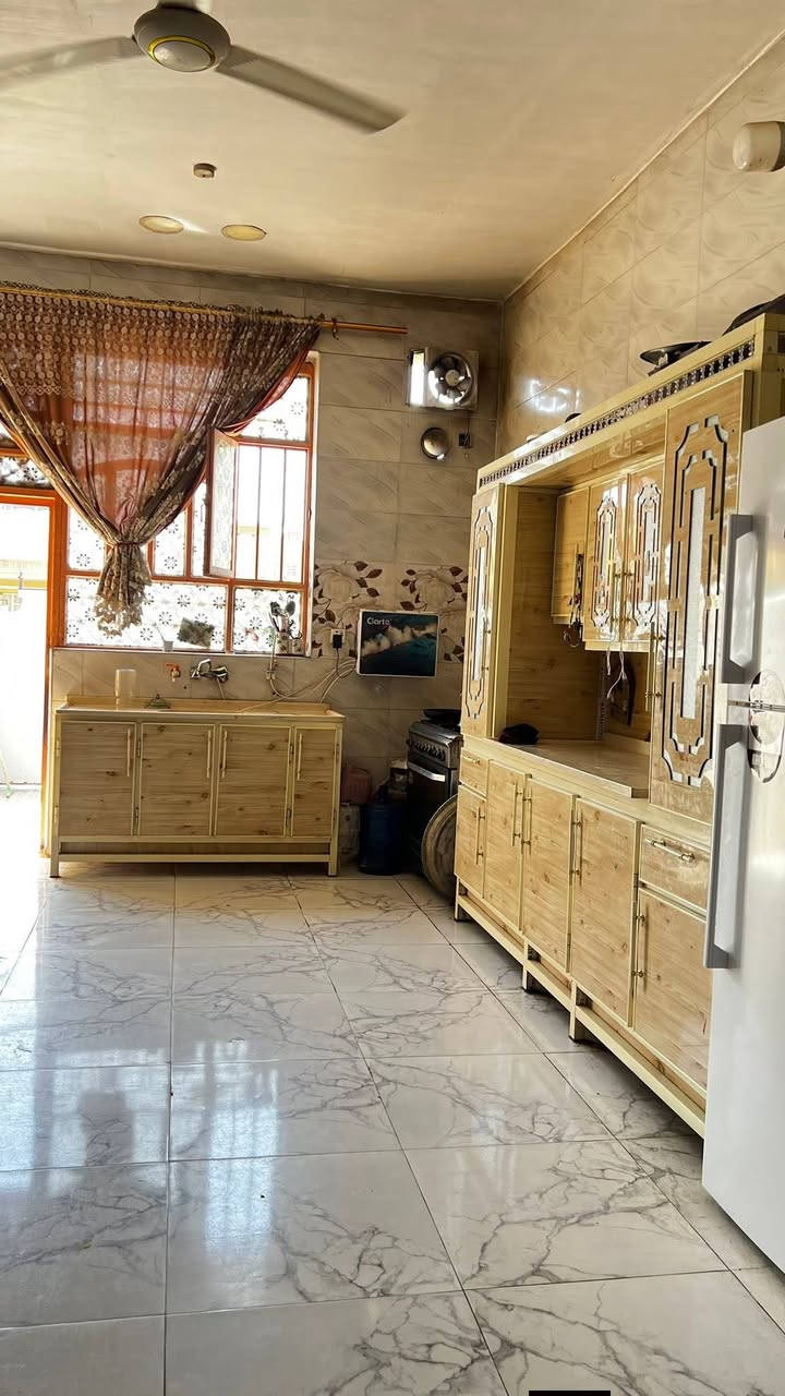 بيت طابو صرف مساحته 250م 
(استقبال،هول.صاله،غرفتين نوم،مطبخ،صحيات خارجيه (حمام وتواليت)وحمام داخل الغرفه ،ترك خلف البيت ع طول البيت 
عنوان /شارع السبيس ،بداية شارع القاضي الشارع مقابيل مكتبة الشيخ جميع الخدمات متوفره خط مولد ونت ضوئي البيت بناء حديث 
السعر 155 /مطلوب قسط للدوله بحدود 30 مليون ،،تريدون تحولوه عليكم ونكطع من سعر البيت.او ينحسب ويه سعر البيت  
للتواصل مع صاحب البيت ‏‪***********‬‏
