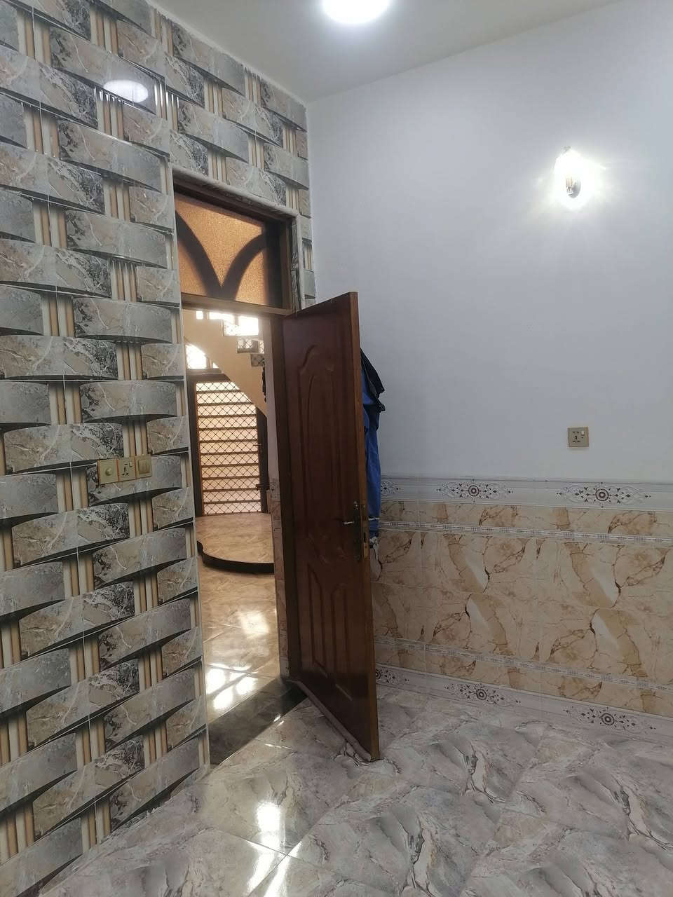 بيت ٢٠٠ متر طابقين للبيع في حي الحكيم نزلت ماركت علي الأمير قريب عله الشارع العام للاستفسار عل هذا الرقم
***********
