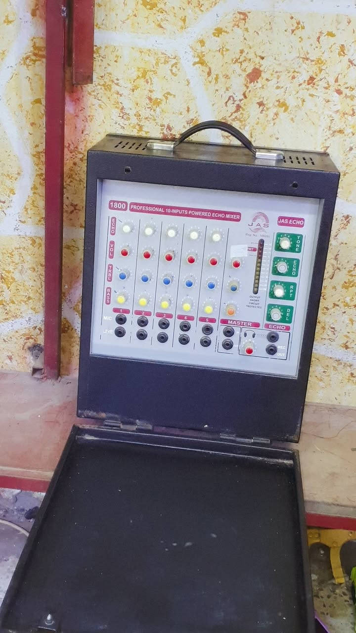 السلام عليكم أحبتي الأعزاء اجهزه ايرانيه للبيع جهازين خطين و جهازين خط واحد وجهاز مربع سعة ٣٠٠٠ واط كلهن نظافه ٩٠ بالمئه الاستفسار على هذا الرقم  ***********
