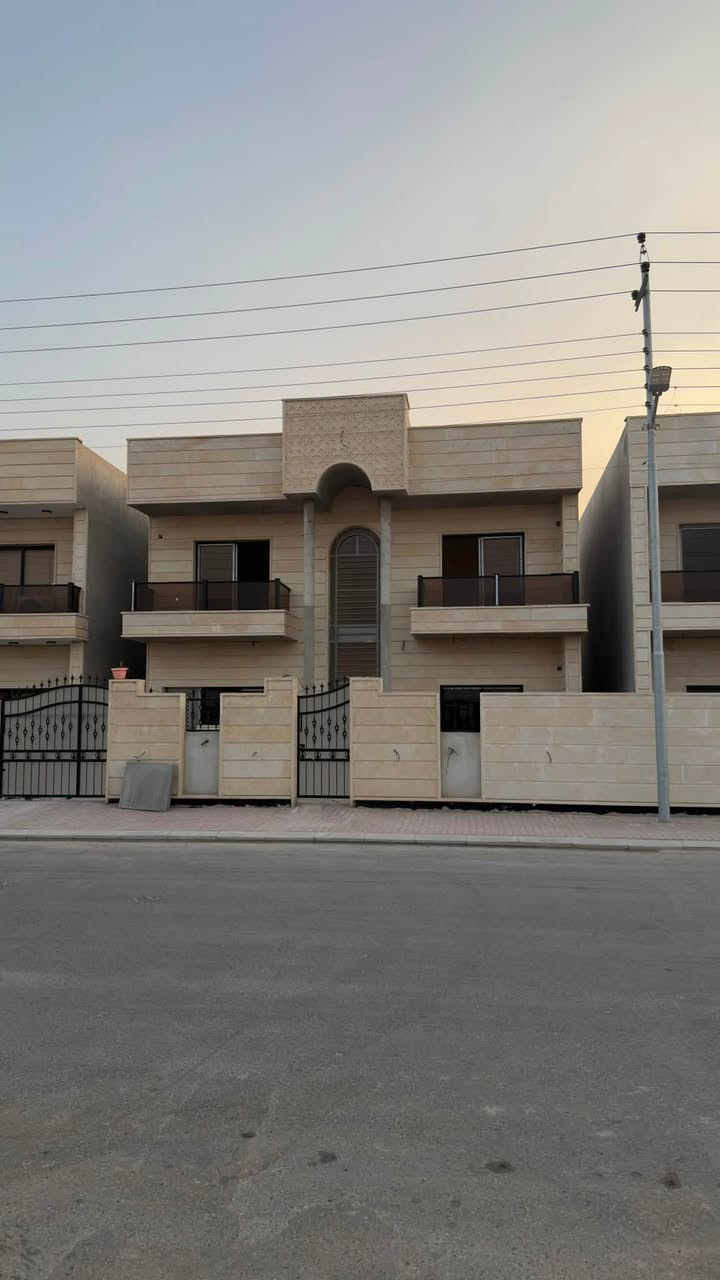 السلام عليكم
ڤلا للبيع في مجمع السلطان السكني 

مساحة دار 300 متر 12*25

مكون الدار من 5 غرف نوم 

صالة+ استقبال 

مطبخ حار + بارد 

حديقة + كراج 

مناور + 4 مجموعه صحية 

دار صفر جاهز للسكن 

مقابل حديقة 

 مقابل الشارع العام 

للاستفسار اكثر مراجعة مكتب عقارات و مقاولات السردام او الاتصال 

***********

***********
