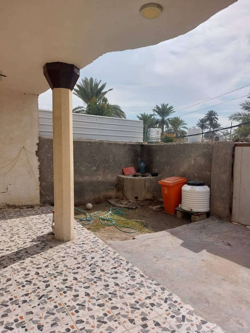 بيت في كربلاء يصلح حسينية او للسكن للبيع او مراوس مساحته ٢٥٠ متر سند ٢٥ صب كونكرت مسلح خريطة كاملة وكافة الخدمات موجودة تبليط مستوصف مدارس سوگ عنوانه شارع بغداد قرب الخباطة العتبة طريق مجمع ابن حلوة للفلل عمود ٥٢ للاستفسار *********** صاحب البيت مباشر
