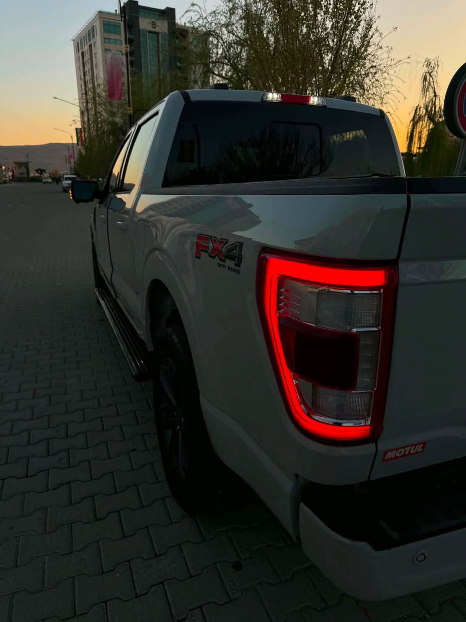 سلام عليكم اخوان عندی ford f150 موافات لاریات معروف مواسفات لاریت فول فول مواصفات سیارە مودیل 2023 ماشی ٤١الف کیلو متر 
سیارە رقم بغداد کامل جاهز

محرك V6 (3.5TT)هایبرد معروف الهایبرد اقتصادیە تفویلە کامل یمشیك الف کیلو متر

ناقل الحركة: أوتوماتيكي 10 سرعات
• نظام الدفع: رباعي 4×4
قدرة الحصان:430 حصان🔥🔥
سقف بانوراما 

مقاعد جلدية مع تدفئة وتبريد 

كاميرا 360 درج

باب صندوق خلفي كهربائي 
حادث سيارة جاملغ سایق والباب امبدل بلادی شرکە
بدون دواخل بدون ایرباك

بالنسبە السعر(355)بی مجال
رقم الصاحب السیارە

***********
