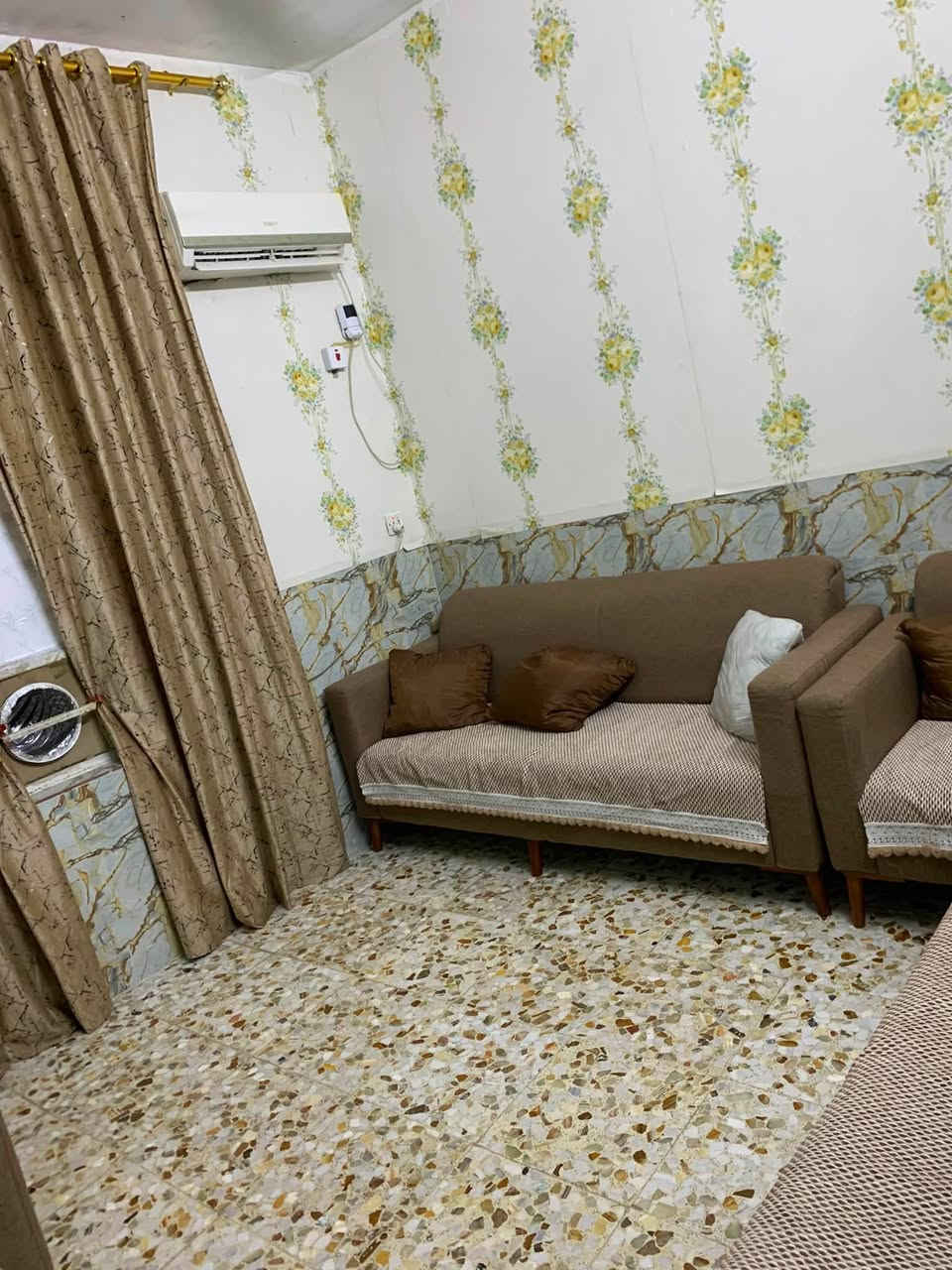 مشتمل 75 متر واجه 5 ونزال 15 مدخلين 
السريدات المربع الاول السعر 90 وبي مجال للاستفسار الاتصال ***********
