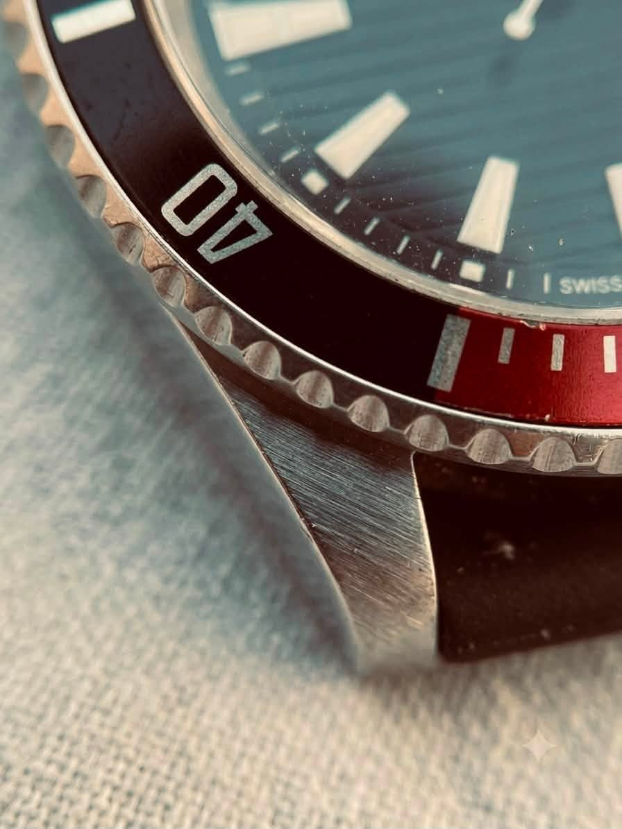 ساعة سويسرية أنيقة للبيع | RAMA Swiss Made
للبيع ساعة رجالية أنيقة من الماركة السويسرية RAMA (موديل RAM222)، تصميم رياضـي فخم وشبيه بساعات الغوص الشهيرة.
 * الصنع: سويسري (Swiss Made).
 * الهيكل: ستانلس ستيل قوي (All Stainless Steel).
 * المميزات: مقاومة للماء (5ATM)، إطار أسود وأحمر أنيق، عرض التاريخ مع عدسة مكبرة، وحزام جلدي مريح.
 * الحالة: مستعملة بحالة جيدة جداً (النظافة حوالي 75%).
 * السعر: [125 الف دينار عراقي فقط] (قابل للتفاوض البسيط).
الموقع: بغداد/الدورة.
للتواصل والاستفسار، يرجى المراسلة على الخاص.
او الاتصال على الرقم:
***********
