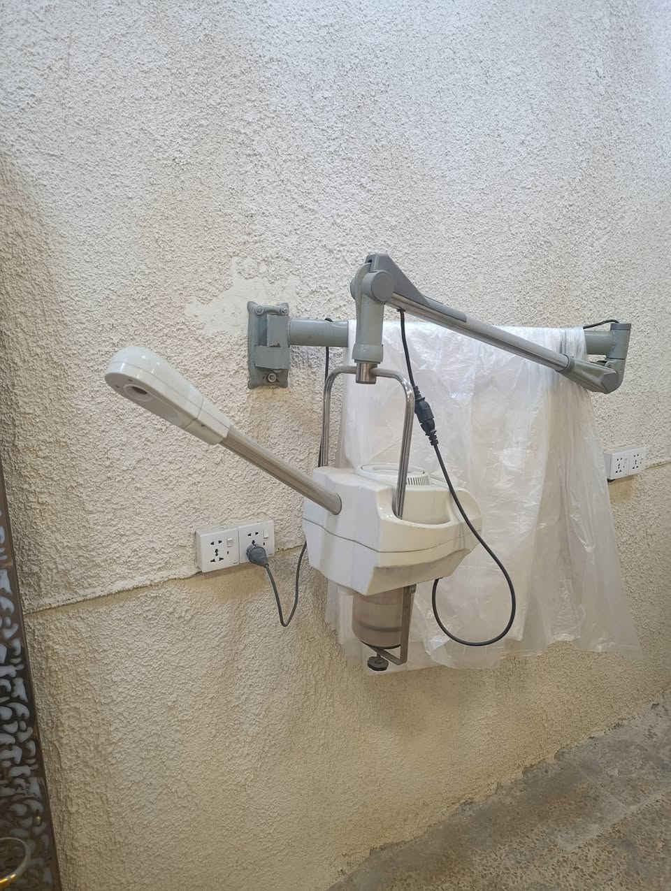 محل حلاقة • كامل • للبيع