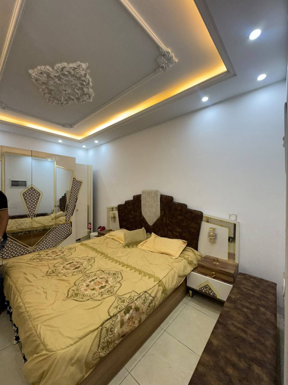 اربيل 🌹 حي هاڤالان
منزل للببع 100 م 🏡 مقابل حديقة 🫜 
قريب جامع سيد طيب 
محدث بالكامل نضام امريكي 
سعر  9 $ دفتر و 50 $ ورقة 
قابل للتفاوض 👍 
للاستفسار 📞 
***********
***********
عقارات ومقاولات المهندس

نص مكتوب في الصور:
- خانوو بو فروشتن، ١٠٠ مه تر چوارگوشه، گه ره کی هه فالان، به رامبه ر پارکیک اربیل حي هاقالان منزل للبيع 100 م مقابل حديقة قرب جامع سيد طيب *********** *********** عقارات ومقاولات المهندس