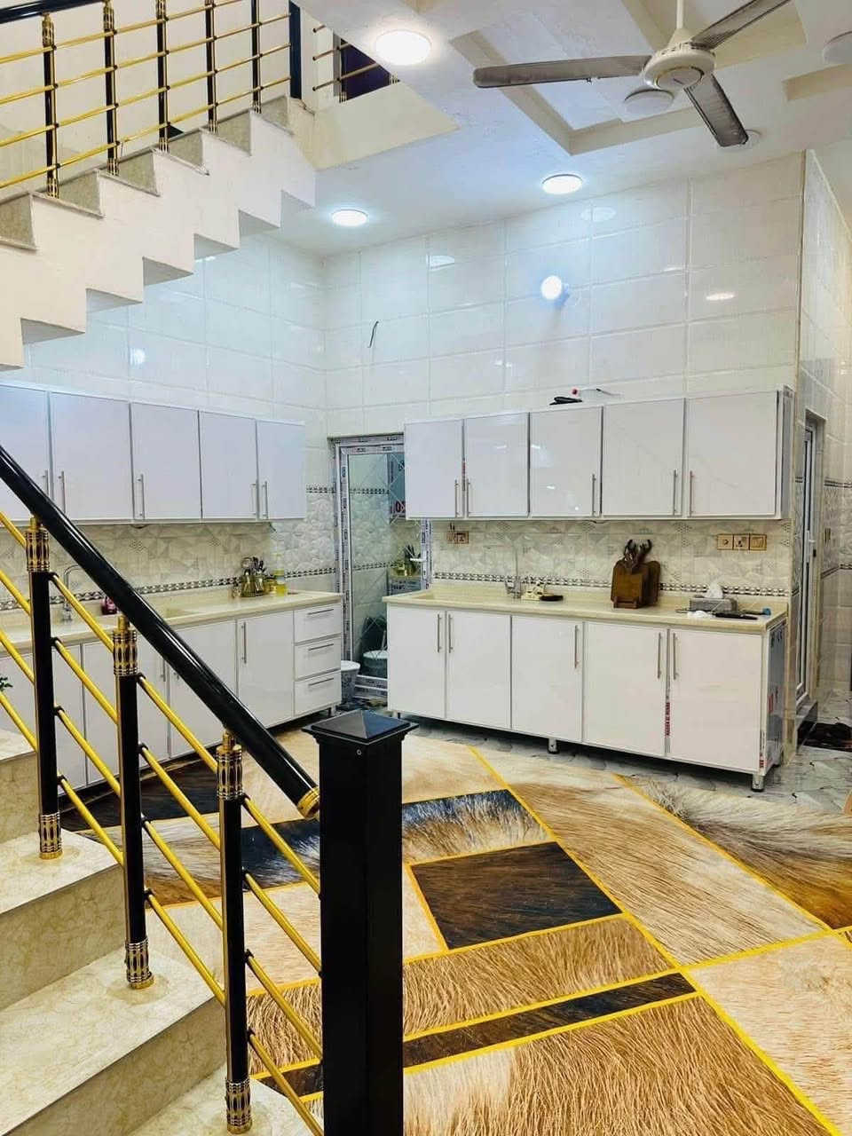عقار للبيع 🏠
المكان: بغداد - الخطيب الزراعي -قريب جامع الامامين ومقابيل بيت ثويني 
المساحة: 100 متر طابقين 
المواصفات 
.طرمة 
.مدخلين استقبال 
.وحوالي هوو مطبخ هوو حولي 
. وغرفة نوم جوه وفوك غرفتين نوم 
.وصحيات خارجية وجوه وفوك 
.عدد غرفة النوم 3 
.السعر خاص 
.الاستفسار راسلني واتساب ***********

#بيع #الخطيب #العراق #بيوت_للايجار
