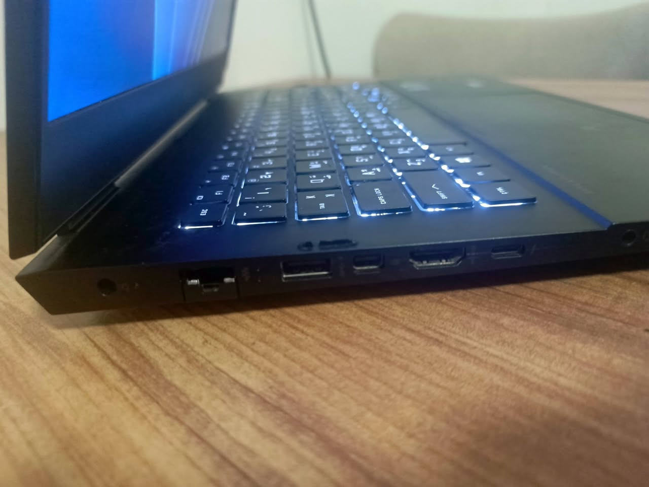 من رخصة الادمن❣️❣️
لابتوب گيمنگ من HP⚡🎮

HP OMEN 16

مواصفات الجهاز:

معالج🧠: Intel i7 11800 فئة H المعالج يجي بـ8 انويه و 16 مسار وبسرعة بوست 4.6Ghz

كرت الشاشة🦾: هو الوحش RTX 3060 والي يجي بـ6GB فيرام GDDR6 

الرامات⚡: يجي برامات 16gb DDR4 Dual channel بسرعة 3200 MHz بتوقيت CL 15

التخزين💾: التخزين هو NVMe 512GB GEN4 من سامسونج وبسرعه قراءه 6900 Mb\s وسرعه كتابة 5000 Mb\s

الشاشة🖥️: تجي بدقة الـfull HD (1920×1080) وبمعدل تحديث 144hz

نظام التشغيل👨🏻‍💻: يأتي بنظام windows 11 Pro مفعل🔓

الملحقات🎁: شاحن بقدرة 230w وجنطه وماوس مكتبي 

الجهاز استعمال قليل ونضيف جدا بس بيه كسر بسيط بإطار الشاشه وطبعا الكسر ما مآثر على الشاشه يعني لا مشاكل بالالوان ولا dead pixels 

السعر: مليون و100 وبيه مجال للشراي 

العنوان: بغداد الشعب حي التجار

للتواصل: *********** فقط واتساب

نص مكتوب في الصور:
- CPU-Z CPU Mainboard Memory SPD Graphics Bench About Processor Name Intel Core i7 11800H intel Code Name Tiger Lake Max TDP 45.0 W CORE Package Socket 1787 FCBGA i7 Technology 10 nm Core VID 1.082 V Specification 11th Gen Intel(R) Core(TM) i7-11800H @ 2.30GHz Family 6 Model D Stepping 1 Ext. Family 6 Ext. Model 8D Revision R0 Instructions MMX, SSE (1, 2, 3, 4.1, 4.2), SSSE3, EM64T, AES, AVX, AVX2, AVX512, FMA3, SHA Clocks (Core #0) Cache Core Speed 4193.07 MHz L1 Data 8 x 48 KBytes 12-way Multiplier x42.0 (8.0 - 46.0) L1 Inst. 8 x 32 KBytes 8-way Bus Speed 99.84 MHz Level 2 8 x 1.25 MBytes 20-way Rated FSB Level 3 24 MBytes 12-way Selection Socket #1 Cores 8 Threads 16 CPU-Z Ver. 2.20.2.x64 Tools Validate Close
- TechPowerUp GPU-Z 2.70.0
- Graphics Card Sensors Advanced Validation
- Name NVIDIA GeForce RTX 3060 Laptop GPU Lookup
- GPU GA106 Revision A1
- Technology 8 nm Die Size 276 mm²
- Release Date Jan 12, 2021 Transistors 12000M
- BIOS Version 94.06.21.00.18
- Subvendor HP Device ID 10DE 2520 - 103C 88F4
- ROPs/TMUs 48 / 120 Bus Interface PCIe x16 4.0 @ x8 1.1 ?
- Shaders 3840 Unified DirectX Support 12 (12_2)
- Pixel Fillrate 68.4 GPixel/s Texture Fillrate 171.0 GTexel/s
- Memory Type GDDR6 (Samsung) Bus Width 192 bit
- Memory Size 6144 MB Bandwidth 336.0 GB/s
- Driver Version 32.0.15.9649 (NVIDIA 596.49) / Win11 64
- Driver Date May 05, 2026 Digital Signature WHQL
- GPU Clock 900 MHz Memory 1750 MHz Boost 1425 MHz
- Default Clock 900 MHz Memory 1750 MHz Boost 1425 MHz
- NVIDIA SLI Disabled Resizable BAR Enabled
- Computing OpenCL CUDA DirectCompute DirectML
- Technologies Vulkan Ray Tracing PhysX OpenGL 4.6
- NVIDIA GeForce RTX 3060 Laptop GPU Close