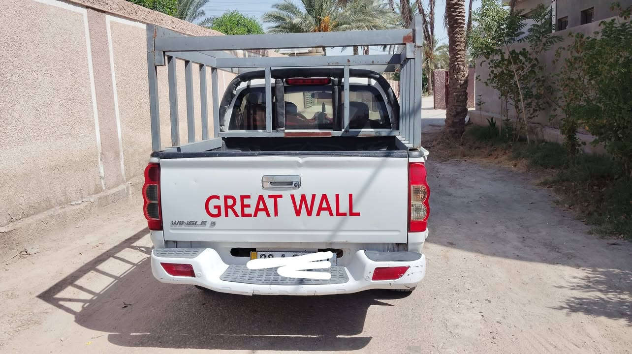 كريت وول موديل ١٤ رقم انكليزي  استخدام شخصي وقليل كلش وبأسمي تحويل مباشر كير ومحرك واكسل وبدي كله مكفول كهربائيات وشاشة كلها شغاله وضع الشركة باتري وتايرات جدد وماناقصة برغي مكانها بابل *********** السيارة للجنايه  اتصل وتدلل
