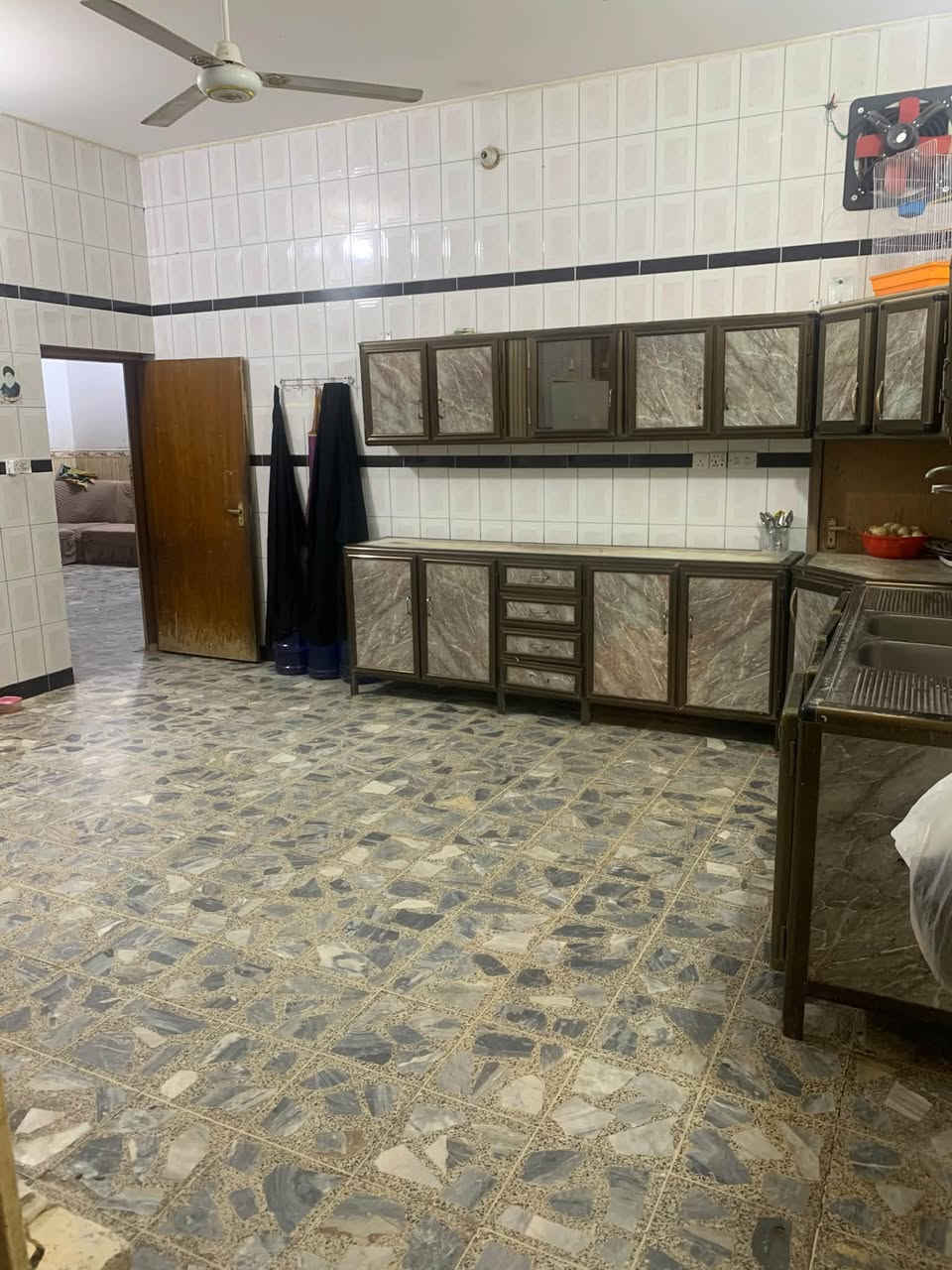 للبيع بيت في حي الفرات / النجف الأشرف / 250  مترــ 12.5×20 / طابقين/ شارع 10 متر / صب كونكريت 
الطابق الاول غرفتين وصاله وستقبال ومطبخ ومجاميع صحية 
الطابق الثاني مقسوم ثنين مشتملات واحد درج خارجي واحد ع البيت
للاستفسار ***********
