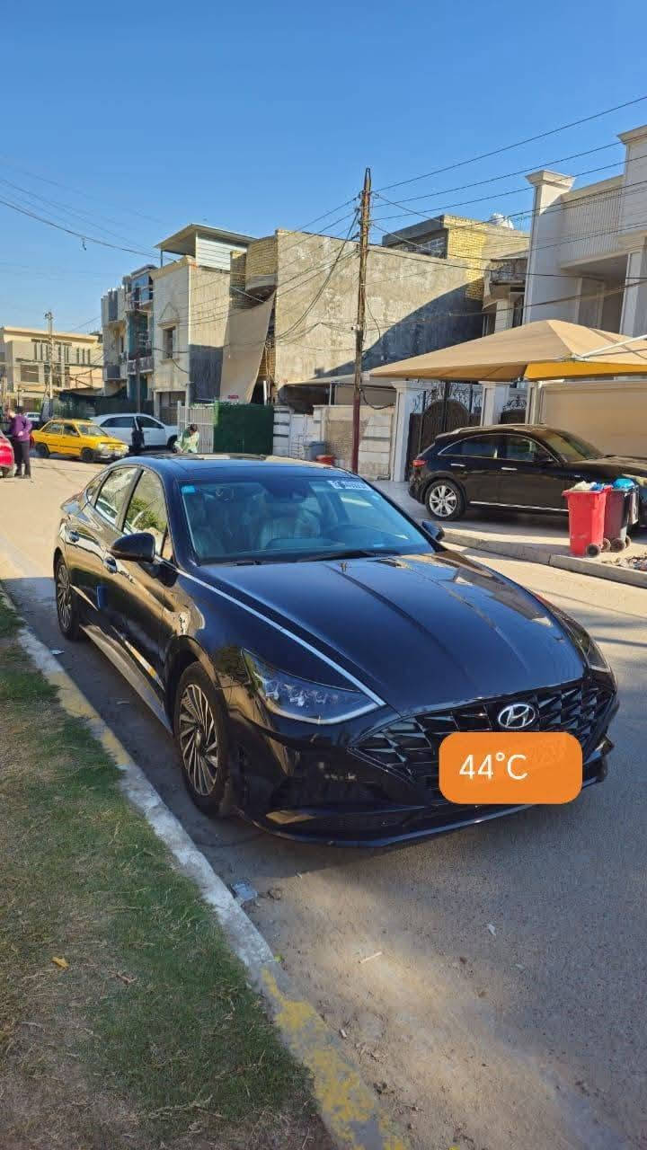 سوناتا 2023 هايبرد 
لون أسود جدا انيق داخل بيجي وأسود 
السياره فول مواصفات بمعنى الكلمه 
شنو اجه من مواصفات  بالسوناتا موجود بيه
وارد امريكي ضرر  بالجنطه جامرلغ وصندوگ وبارد بالجاملغ الامامي أبيعلك 4 قطع 
السعر 165 وبيهة مجال بسيط للشراي
رقم بغداد اخر اصدار باسمي شخصياً
- بانوراما كبيره
- محرك 2000 هايبرد ( شحن + بانزين )
- السيارة ماشية 50 ألف ميل 
- تتقدم وترجع بالبصمه 
- تشغيل عن بعد
- بصمه تشغيل + ابواب + جنطه 
- دخول ذكي 
- شفتات ستيرن 
- تحكمات ستيرن 
- داتا شو 
- تدفئه وتبريد بلاديه شرط تبريد ثلج 
- عند الاتصال بالهاتف يقل صوت الفان تلقائي 
- مقاعد جلد تدفئه وتبريد 
- كشنات كهرباء ثنينهن 
- كشن السائق خزن وضعيات قياده
- خمس كامرات محيطيه 
- تشغيل كامرات الجوانب مع الاشاره 
- هاند بريك بصمه 
- كير بيانو 
- شحن لاسلكي 
- لايت اربع عدسات زنون بلادي
- لد على طول الجنطه بلادي 
- جميع لايتات السياره لدات 
- قياده ذاتيه 
- رادار امامي وجانبي وخلفي 
- تحديد مسار 
- نقطه عمياء 
- شاشه وسطيه كبيره 
- كار بلي  بلادي 
- داشبول ديجيتل مع ٤ مودات للقياده 
- حساسات محيطيه بكل جوانب السياره 
- اوتو هولد 
- بردات خلفيه بلاديه 
- سماعات 12 سماعه من شركه BOSSمع دمامات بلاديه 
- اناره داخليه بلاديه 78 لون متغير 
- حساس تايرات 
- دواسات لون اسود بلادي 
- توقف ذاتي مانع تصادم 
- مانع انزلاق 
- ركن السياره تلقائي 
- دبل جام 
- والكثير من المواصفات فول الفول 

مكاني ديالى بعقوبة للاستفسار اكثر 
 *********** اتصال او واتساب

نص مكتوب في الصور:
- ١٢:٤٧ م
- 44°C