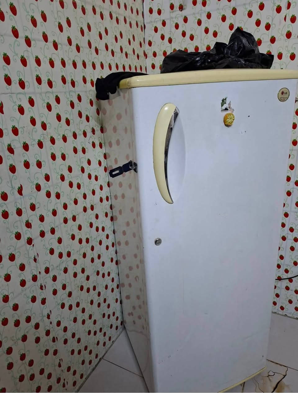 غرفه جديده 
ثلاجه
تخم 
دوشك
***********
