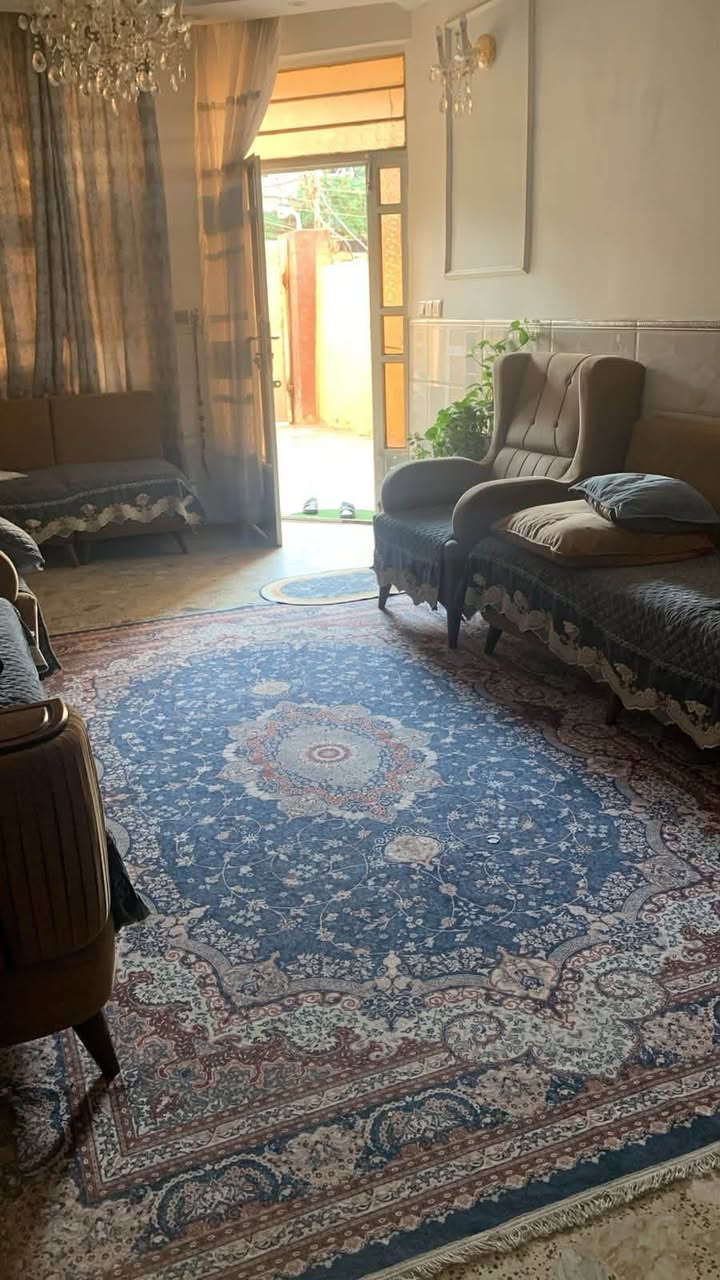 بيت بالديوان خلف جامع الرحمن المساحه١٤٠ الببت كامل مابي اي نقص واجهه ٥ونص والنزال ٢٥ طابو صرف كراج ومطبخ حار  وهول واستقبال وغرفة نوم وخدمات وفوك ٣غرف نوم بوجهه الشمس السعـر 180 وبي مجال الاتصال على الرقم ***********
