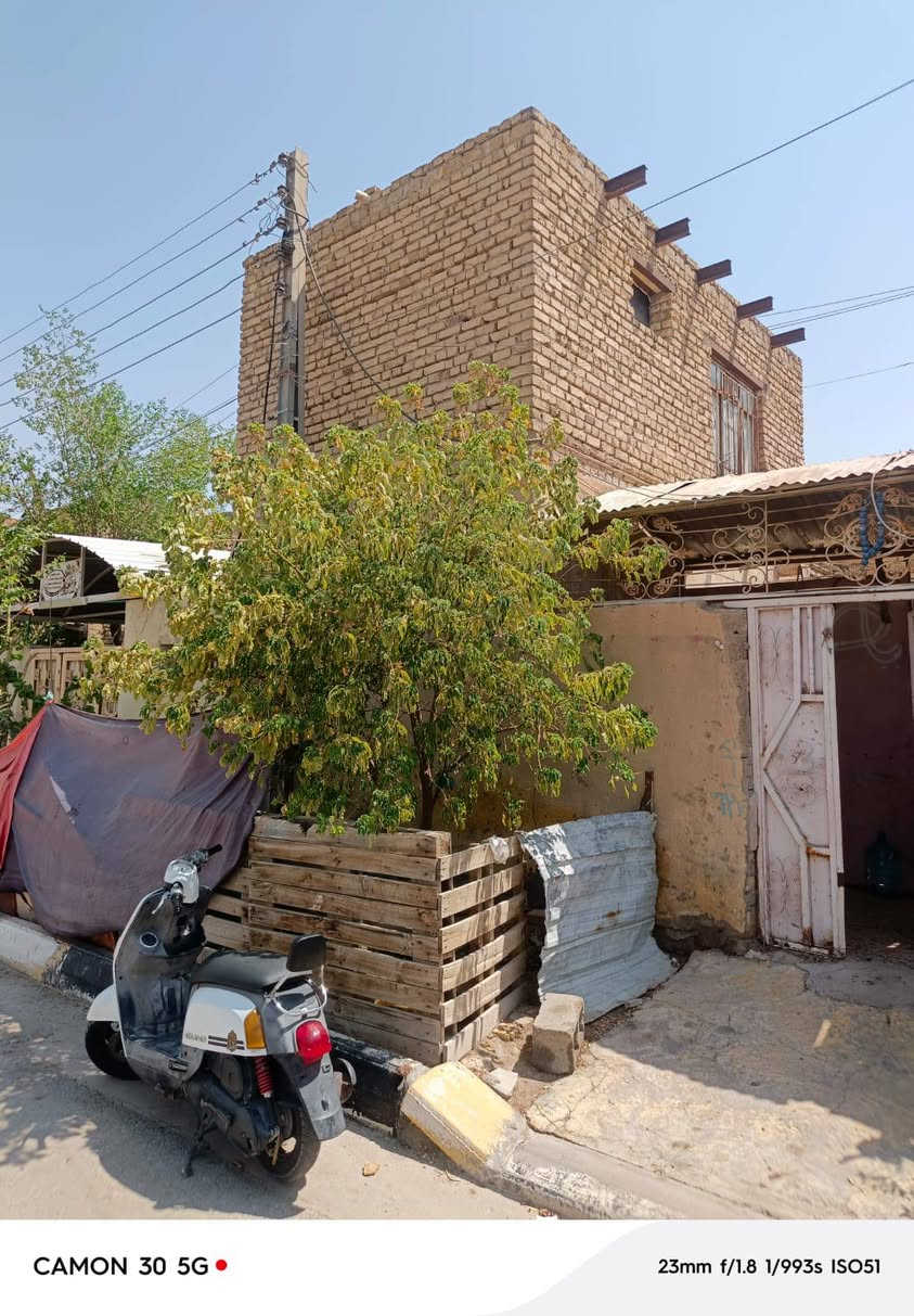 عليكم بيت للبيع المكان ناصريه حي الشهداء بشارع لنص لبيت ركن عل ساحه المساحه مالته 240متر 
رقم لستفسار ***********
