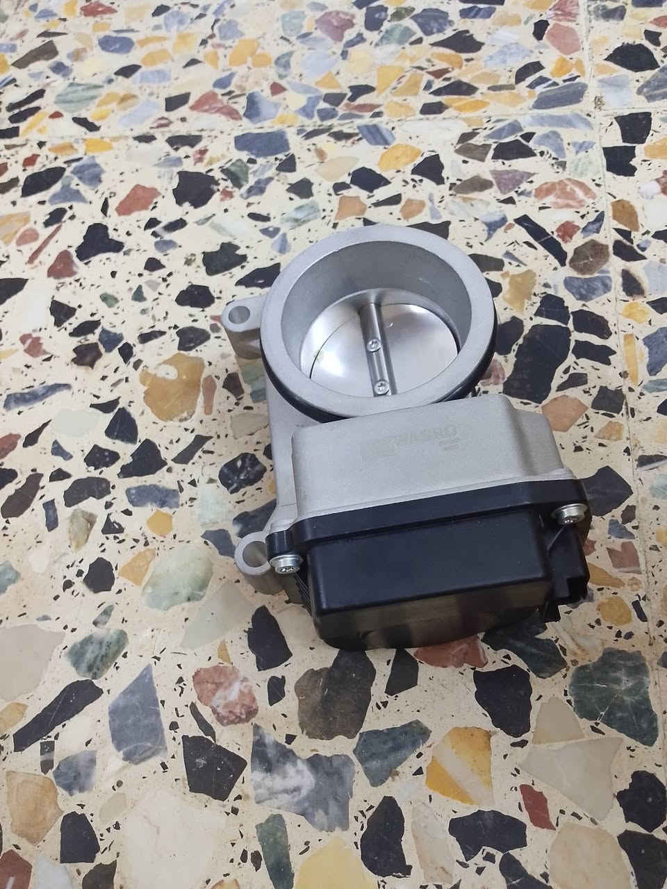 السلام عليكم عندي هذا القطعة مال رينو للبيع ***********
