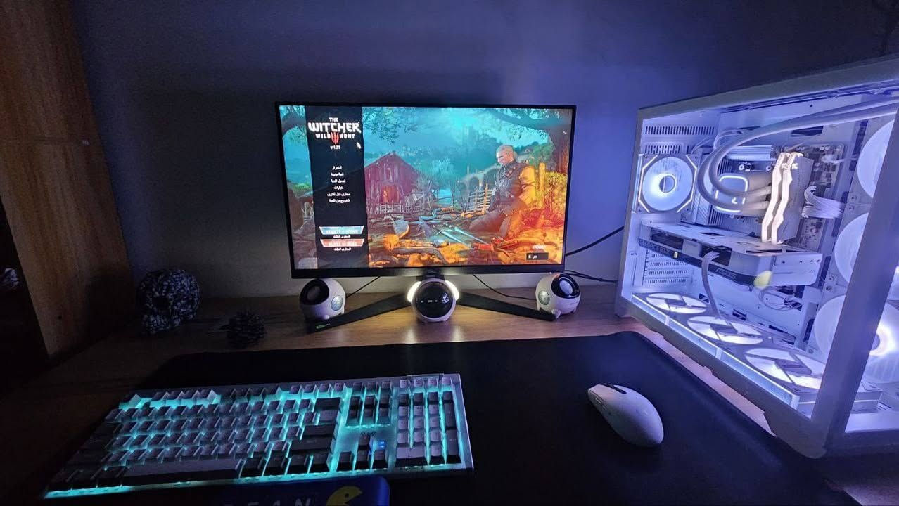 السلام عليكم ورحمة الله وبركاته 
🔥 تجميعة Gaming كاملة للبيع — 2,200,000 د.ع وبيها مجال 
تجميعة متكاملة ومواصفاتها قوية، مناسبة جدًا للألعاب بدقة 2K، وتم شراؤها قبل حوالي سنة وكانت تكلفتها وقتها أكثر من 2,500,000 د.ع.
🖥️ مواصفات التجميعة
🔹 المعالج: AMD Ryzen 5 9600X

🔹 كارت الشاشة: ASUS Dual RTX 4070 White 12GB

🔹 اللوحة الأم: GIGABYTE B650M AORUS ELITE AX ICE

🔹 الرام: T-Force 32GB (16GB×2) DDR5 6000MHz

🔹 التخزين: 2 × Kingston NV3 1TB NVMe Gen 4

🔹 التبريد: DeepCool LE720 Liquid Cooler

🔹 مزود الطاقة: Segotep 750W 80+ Gold

🔹 الكيس: WJCOOLMAN مع 7 مراوح
🖥️ الشاشة
🔹 ASUS TUF Gaming VG27AQL3A
▫️ القياس27 إنج
▫️ Fast IPS نوع الشاشة
▫️ دقة 2560×1440 QHD (2K)
 ■ معدل تحديث 180Hz
🎮 الملحقات
🔹 AULA WIND F3050 Mechanical Wireless Keyboard

🔹 Attack Shark G3 Pro Wireless Mouse

🔹 Mouse Pad

🔹 Logitech Z150 White Speakers

🔹 The Rock Offline UPS 3000VA
💰 السعر
2,200,000 دينار عراقي — قابل للتفاوض بحدود المعقول.
📌 سبب البيع: مشاغل الحياة وعدم التفرغ.
📌 التجميعة متكاملة من جميع النواحي، ومناسبة للي يدور عن جهاز Gaming قوي مع شاشة وملحقات وUPS، دون الحاجة لشراء أي شيء إضافي تقريبًا يمكن ما عدا headset سماعات للي يرغب
📌 البيع كحزمة كاملة أو مفصولات عادي
🔸 التجميعة مستخدمة لمدة سنة تقريبًا، وحالتها جيدة جدًا

الموقع: الغزالية، شارع الهياكل فرع أسواق الأميرة
الرقم *********** 
اللي يحب يستفسر عالماسنجر أو عالwhats up ف كل الهلا
