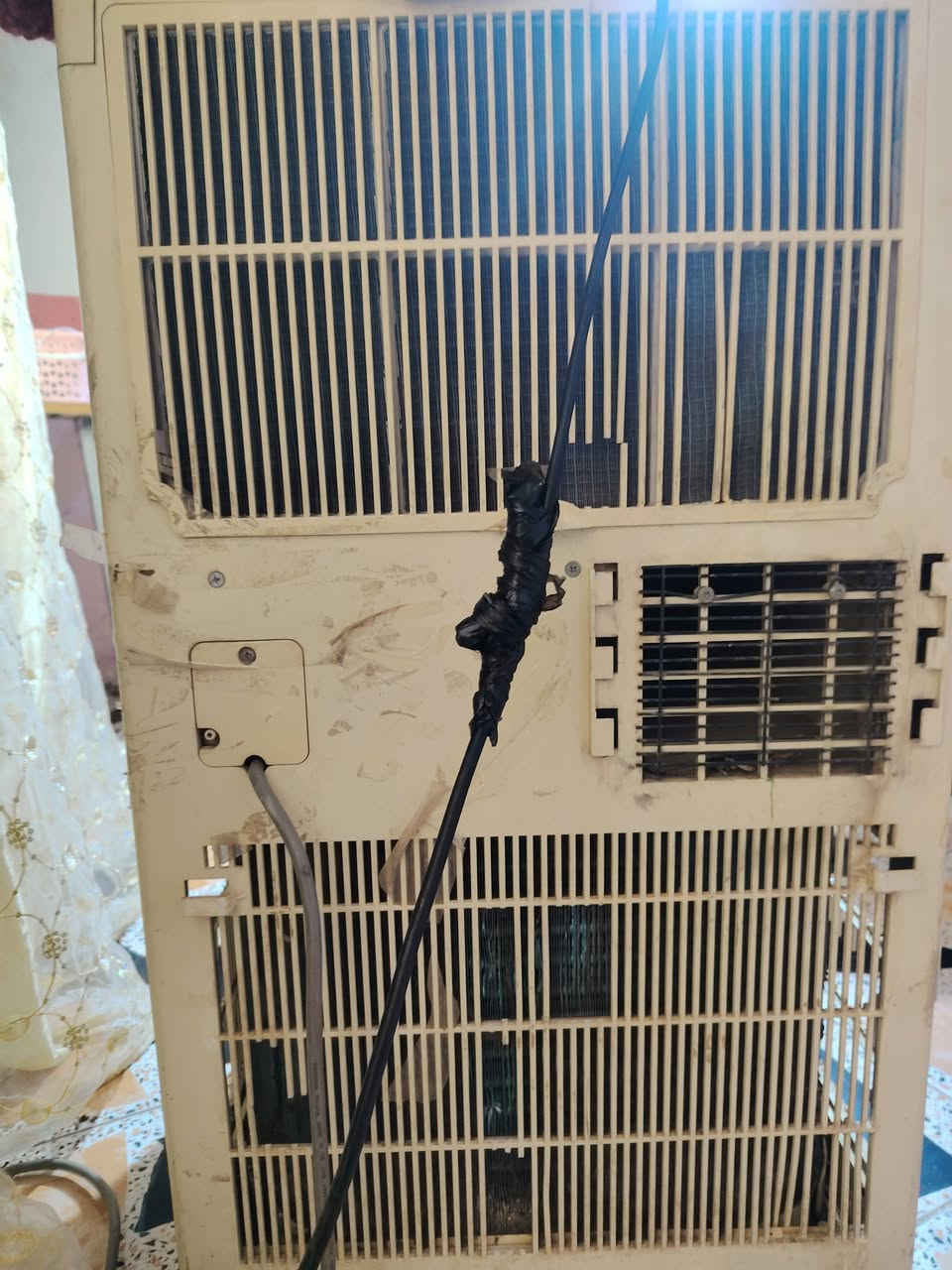 سبلت طوله متر وربع يشتغل وطنيه وسحب تبريد ثلج تجي وشوفه يفيد لمحلات او اذا عدك غرفه يفيدك سعره 100 مكاني ميسان المجر الكبير رقمي ***********
