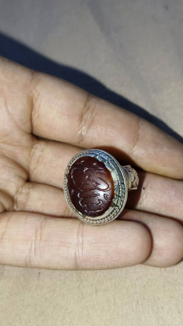 سلام عليكم
ياماني 100℅ محبس صياغه سنجاريه يدوي
وزن لفضه 23 غرام
ولحجر يماني 100% شرط لفحص 
الحجى محفور بجمله الملك لله
للتواصل
***********
