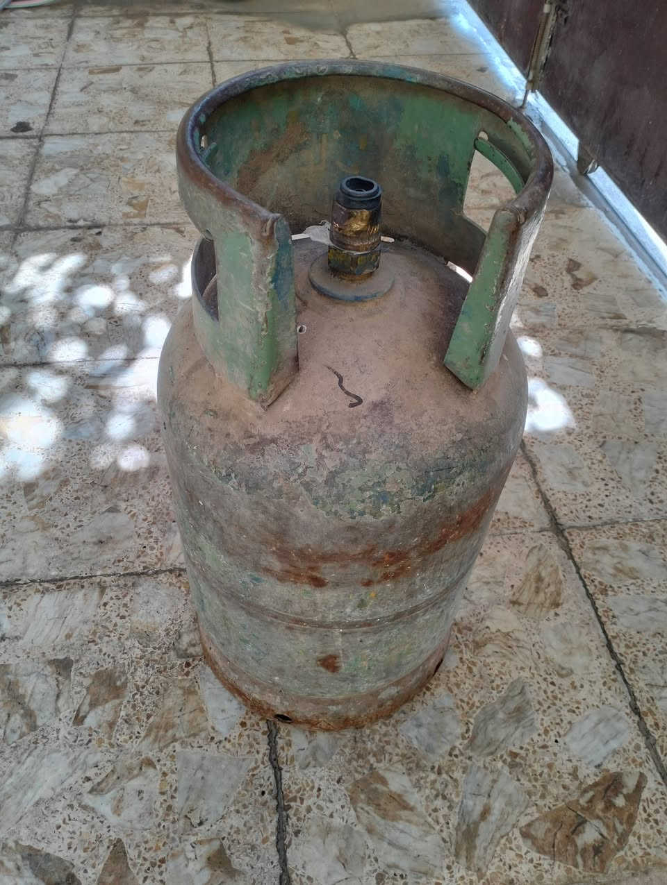 للبيع.قنيةغاز ايراني.جدرية ضغط عالي .جدرية كبيرة..هترين .صوبتين..مكوى..ماطور ماء نوع دريل..كلها بشرط...الشراي يتصل ***********...او***********

