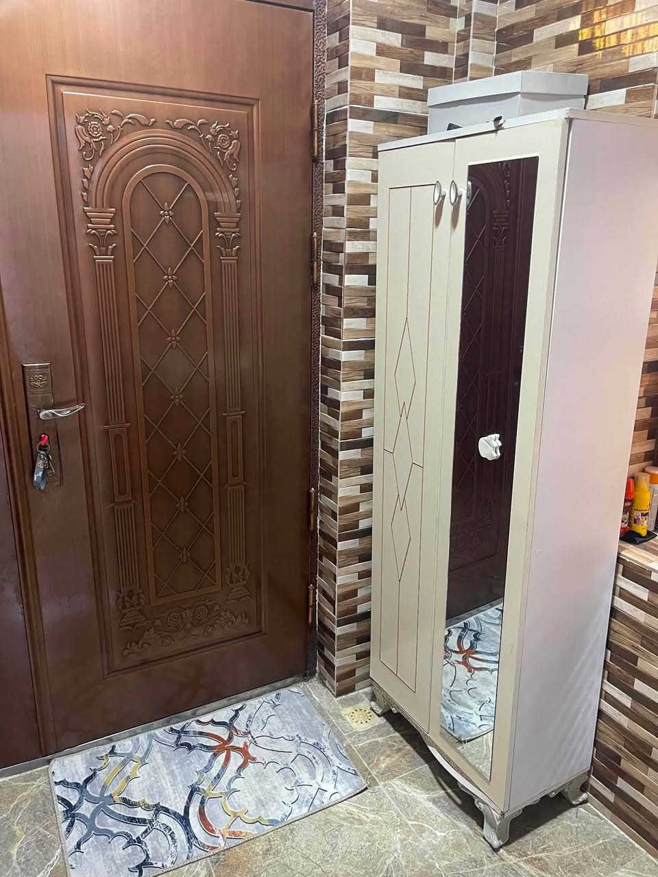 ژوريكى نوستن به كاملى ٦ پارچه بى عه يب تازه و جوان
ره فيكى له گه لايه خوم بوم كردوه
تاقميكى نان خواردن شه ش نه فه رى تازه و جوان
شوين پيلاويك
دوو په رده 
هه موى به ٥٠٠ هه زار زور تازه ن
ره سمى هه مويم داناوه
*********** السليمانية, العراق
