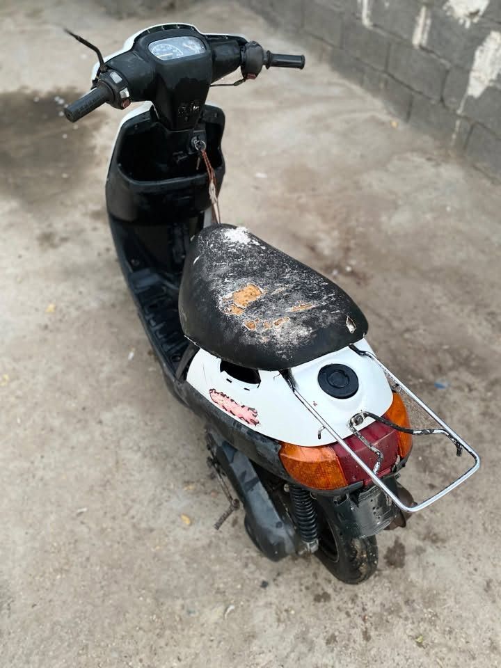 دراجة للبيع، نوع بطّة 🛵
📍بغداد كاظميه 
سرعتها 60، والسعر 200 ألف وبيها مجال.

تشتغل هندل، بيها بس الشاصي طاك وملحوم.

كهربائياتها شغّالة، وتايراتها زينة.

الشراي يراسلني خاص  على الرقم: ***********
