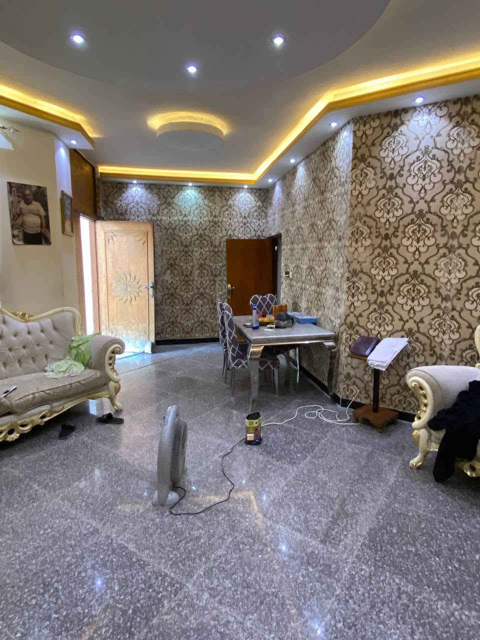 بيت في منطقة كفاءات الصحة بناء درجة اولى في (المربع الذهبي ) للبيع او مراوس (بعمارة او موقع مميز )

المساحة : 200م (الواجهة 10 والنزال 20 )

مواصفات (الطابق الاول ): يحتوي على كراج /حديقة /صالة استقبال وطعام / مطبخ بارد / مطبخ حار / صالة جلوس / غرفة منام /2مناور جانبية / تواليت داخلي / حمام داخلي / 

تواليت خارجي /

مواصفات (الطابق الثاني): 2 غرفة منام / صالة جلوس / حمام وتواليت / سطح خلفي ناصي / سطح عالي 

للاستفسار الاتصال على الرقم : ***********
