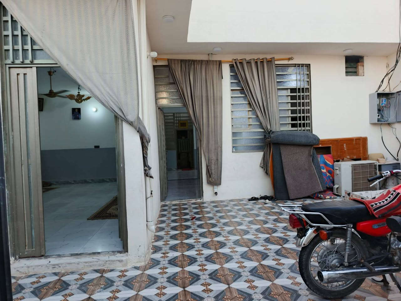 السلام عليكم يعلن مكتب بركات الصدرين للعقار والمقاولات العامه
بيت للبيع زراعي المساحه 200متر
يتكون ثلاث غرف 5x6/وصاله5x10
ومطبخ4x6/وحمامات داخليه عدد3
وستقبال4x9وحمامات خارجيه عدد2
بناء بلوك الطفيلي  صب كونكريت مركزي مختبر درجه اولئ الاساس والسقف سيراميك اسباني الارضيه بورسلين هندي شغله كله ماده كلو درجه اولئ بيبان وشبابيك ثقيل جنل كهرباء ثري فيز مولد ذهبي ماء للصطح بدون ماطور  بيت مرتب وحلو مال جناي السعر 55 وبيه مجال
المكان النجف الاشرف شارع كربلاء نجف صوب يا علي مقابيل عامود 134 يبعد عن الشارع العام 200متر فقط 
عنوان مكتب بركات الصدرين للعقار والمقاولات العامه   طريق كربلاء نجف عمود 134 الاتصال على الرقم او مراسله الصفحه *********** ***********
