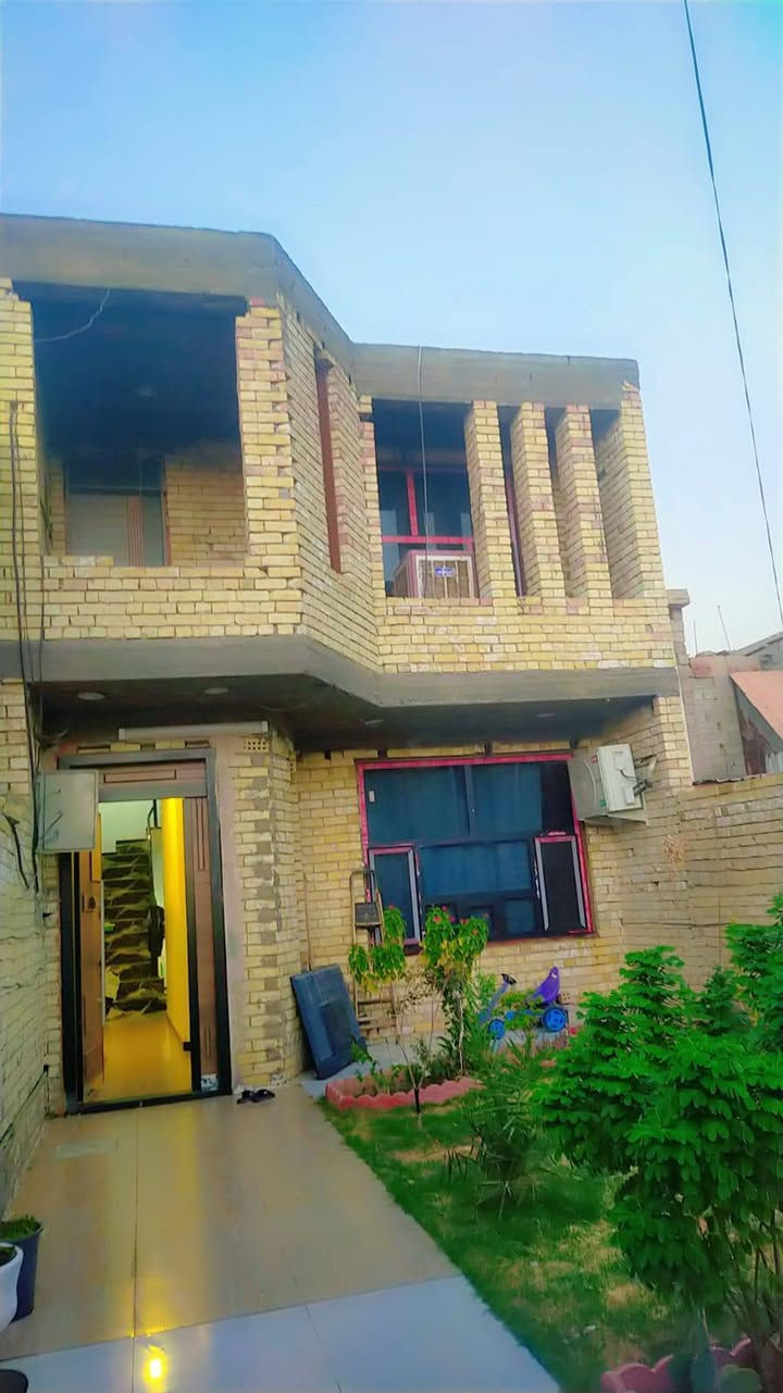 بيت للبيع ***********
مساحة بيت 156 متر بناء جديد 2025 قاطين حديقه وكراج وغرفتين نوم واستقبال وصاله ومطبخ سويت وصاله بالطابق الثاني ممكن تكون غرفه ثالثه  حمام طابق الاول وحمام سويت داخل غرفه طابق ثاني 

موقع بيت منطقه 26 بدايه سكلات مقابيل منتزة منطقه حلوة كامله خدمات بس تبليط نقص مشموله هاي سنه 

موقع بيت بظهر تجاري مقابيل منتزة قريب على شارع حشد 

بناء رفت طابوق جمهوري ابواب تركي درجه اولى وباب مدخل قاصه تركي الاصلي شبابيك المنيوم ثقيل عازل للصوت والغبار 

سعر بيع 115 وبي مجال بسيط 

نقص شتايكر وستارة وبياض بيتونه والواجهه داخل الببت كله كامل القاطين 

سعرة مناسب جدا
