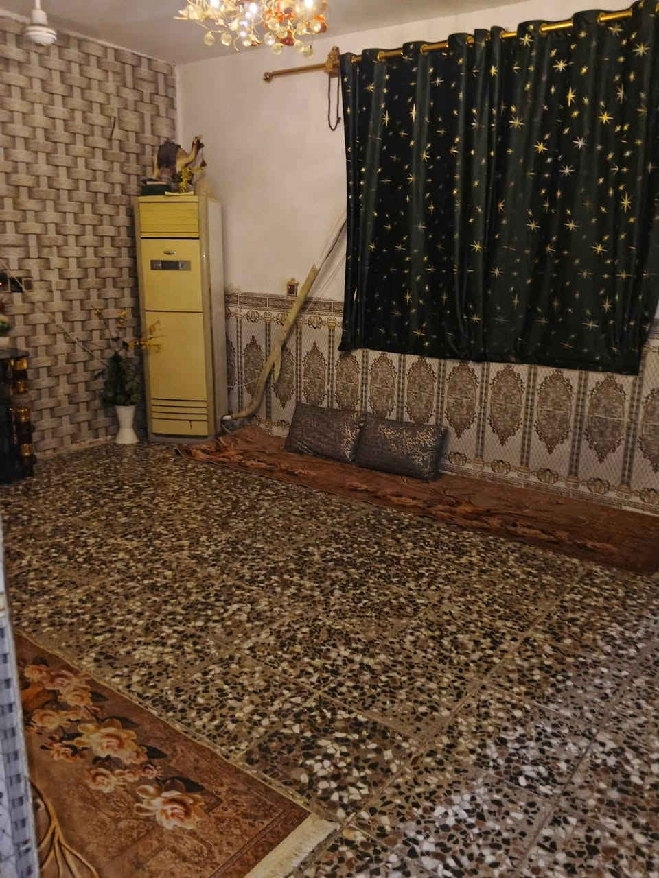 السلام عليڪم بيت للبيع مساحه130 متر يحتوي الطابق الأرضي علا غرفتين واستقبال ومطبخ وصحيات💯 والطابق الثاني يحتوي علا غرفتين 💯 سعر البيت 70 وبي مجال او مراوس بيت ثاني الموقع الحسينيه السڪلات شارع 11 الأستفسار اتصل علا الرقم ‏‪***********‬‏📞
