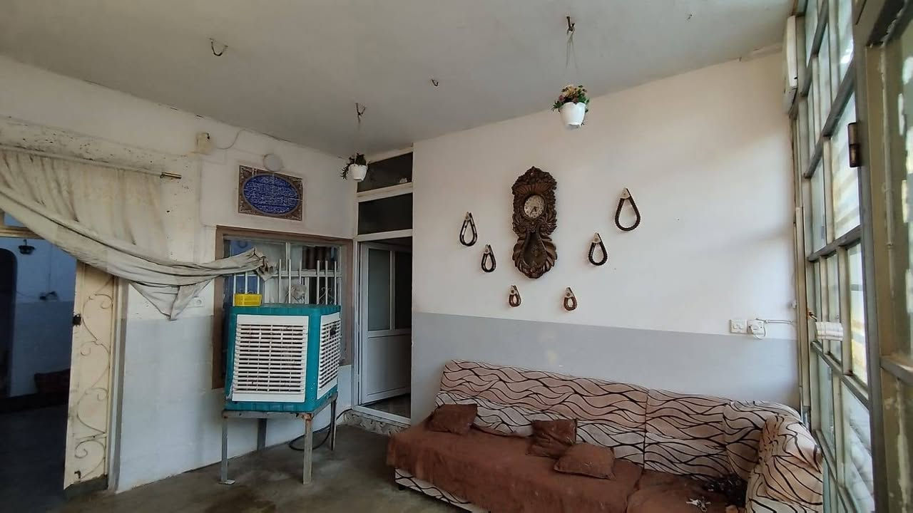 السلام عليكم
بيت للبيع مساحة 250 يتكون من 
ربعه 7×3.5
وغرفتين نوم الاولى 4×5 والثانيه 3.5×5 
هول أربعة في خمسه  مطبخ حار ومطبخ بارد وغرفتين طابق ثاني واصل بناهن للرباط  طابوا ملك 25 
مكان البيت حي العسكري خلف علوة المخضر 
السعر 70 بي مجال قليل ***********
