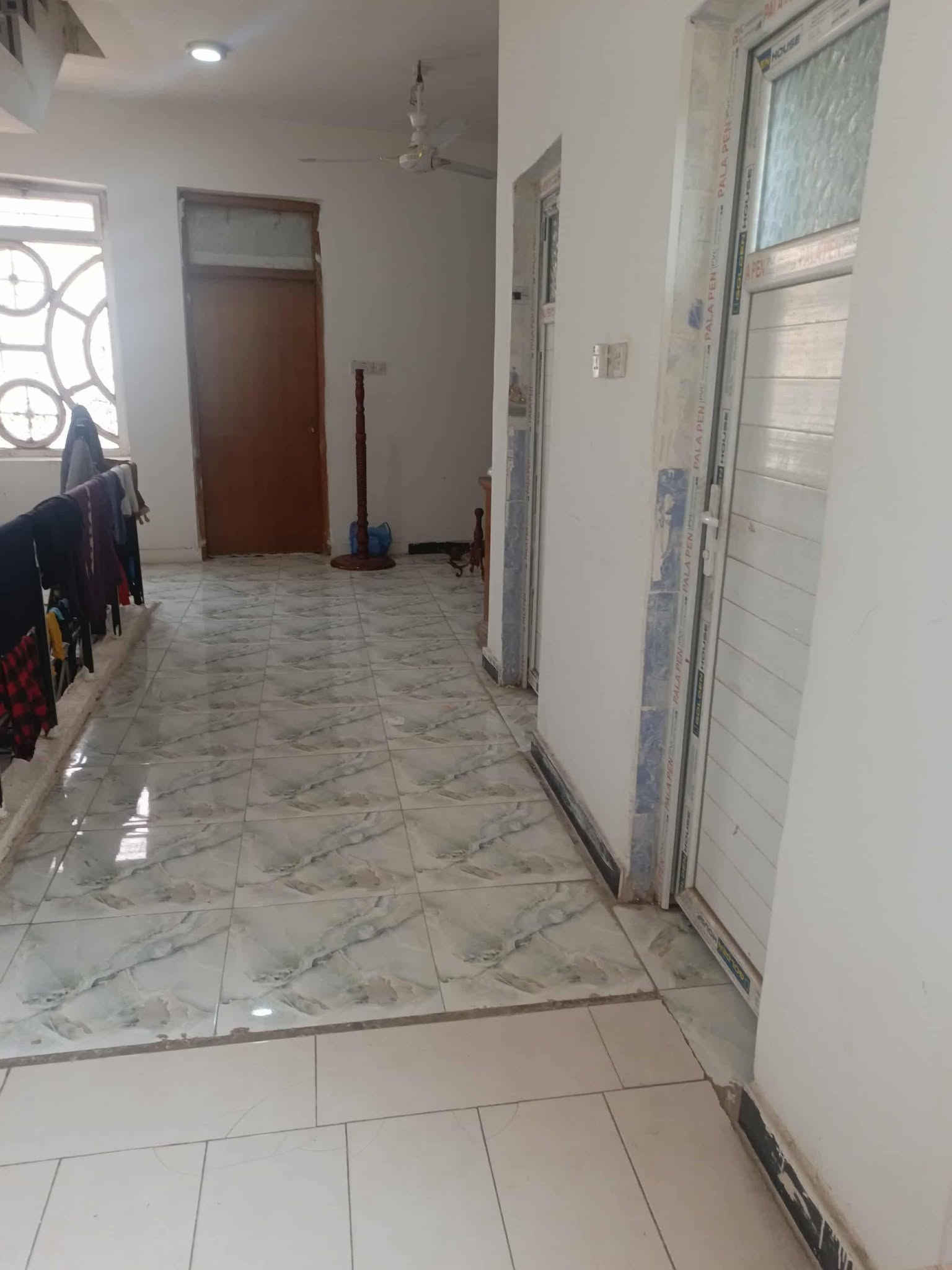 مشتمل طابقين يحتوي ٣ غرف الطابق الأرضي غرفه واستقبال وهول داخلي ومطبخ مفتوح وصحيات داخليه وخارجيه +منور والطابق الثاني غرفتين  وهول داخلي

وصحيات والطابق الثالث بيتونه
حي الجامعه
الاستفسار الاتصال
***********
