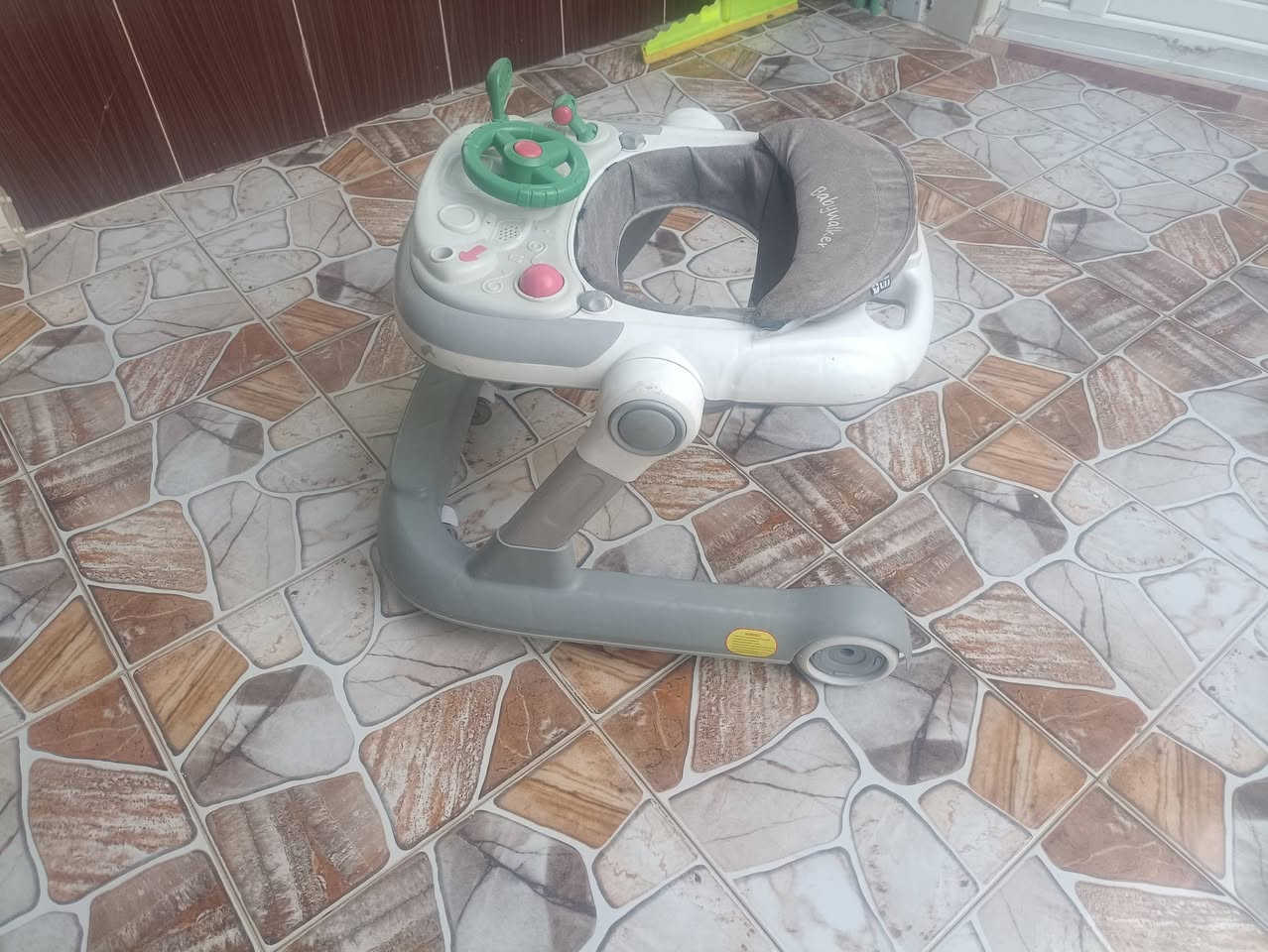 عربة أطفال • جديدة • صغيرة وكبيرة