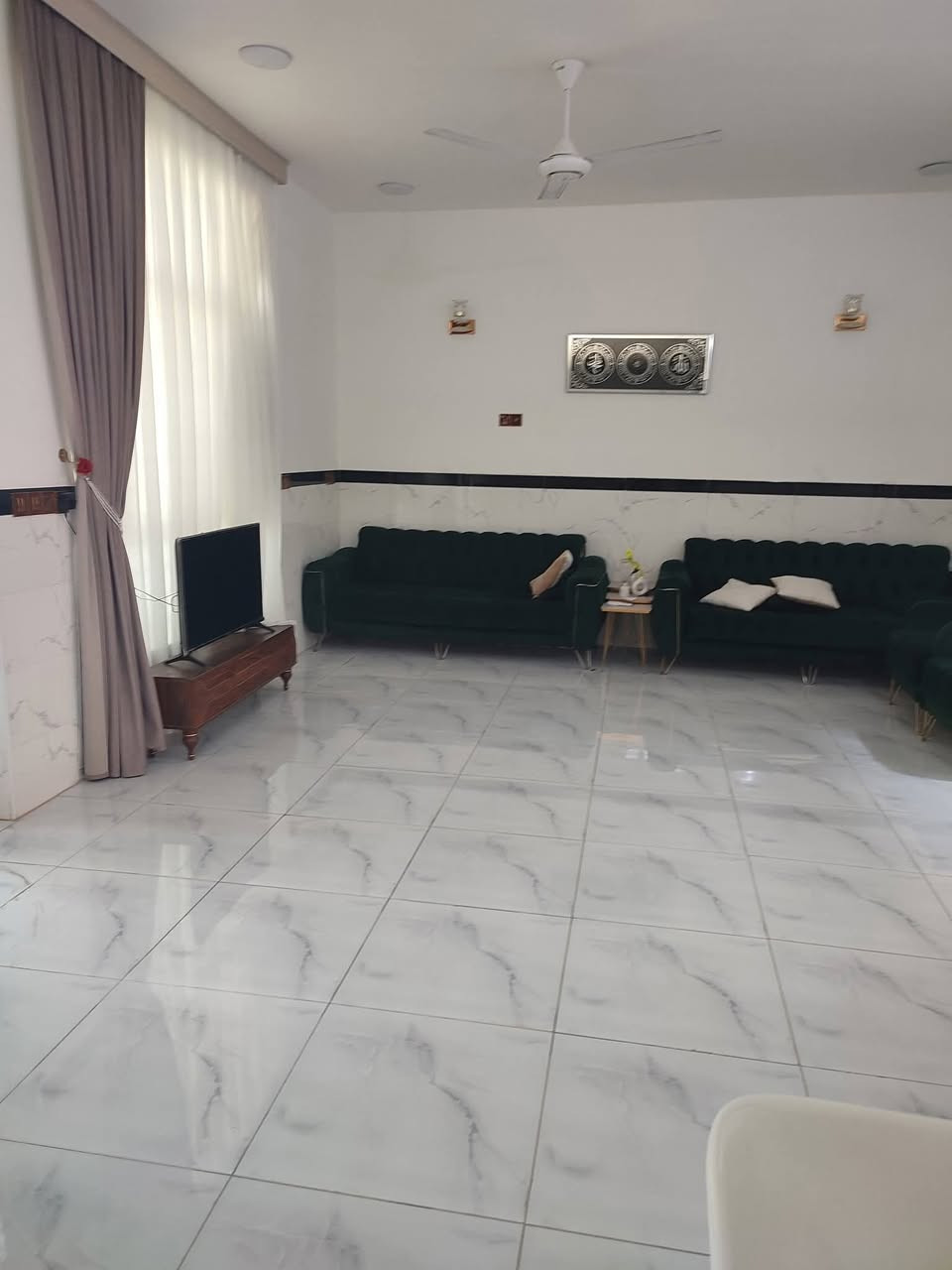 الكوت :
بيت مساحته 200م في حي الحكيم قرب جسر الحولي قبل لا تعبر شارع السبيس طابق واحد متكون من غرفتين وهول ومطبخ وصحيات داخليه وخارجيه وترك داير البيت وحديقه والاستقبال فقط اسلس بعد ما مبني وبيتونه كبيره 5×9 بناء حديث سنة 2025 بناء درجه اولى طابوق والسقف صب خدمات متوفره ماء وكهرباء ونت وعرض الشارع 15م قريب على الحولي زراعي سند 25 مرقم من البلديه مشمول بالتطويب بقية التفاصيل يم صاحبه السعر 45 مليون وبيه مجال .
رجاء الي ما يشتري لا يواعد 
‏‪***********‬‏

