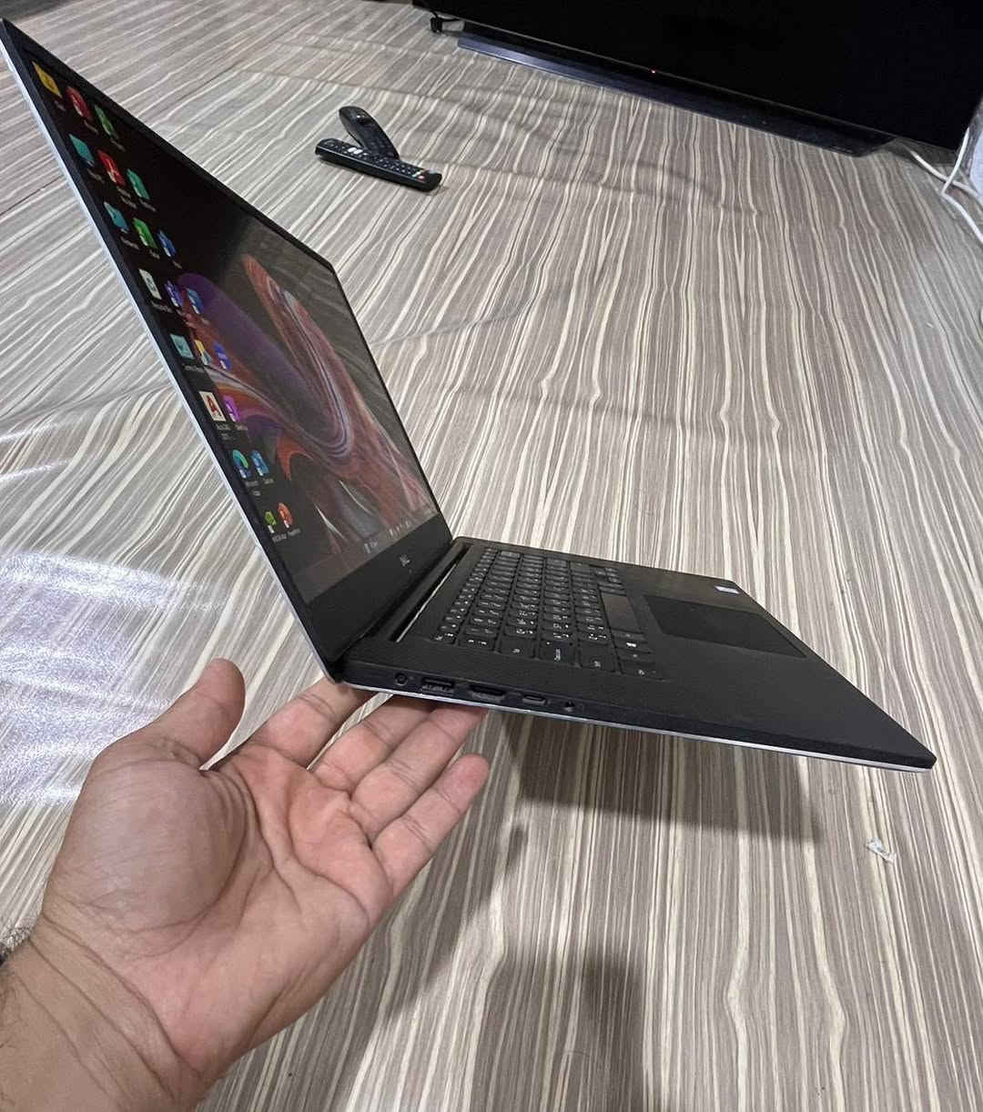 Dell Precision 5540 - جهاز الفئة العليا
المواصفات الاحترافية

المعالج : Intel Core i7 الجيل التاسع H - أداء قوي وثابت

. السرعة: 2.6GHz

. الأنوية: 6 Cores

الخيوط 12 Threads - مثالي للمونتاج والتصميم

والبرامج الثقيلة

. الرام : 16GB DDR4 - قابل للتطوير

. التخزين: 512GB SSD - سرعة إقلاع وتنفيذ عالية

. الكرافيك الداخلي: Intel UHD 8GB

. الكرافيك الخارجي: 1000 NVIDIA Quadro بحجم

4GB - أداء احترافي للمونتاج، الثري دي، الهندسة والألعاب

الشاشة: 15.6 إنج - ألوان مشبعة + حواف نحيفة جداً تعطيك شكل عصري فاخر

. كيبورد عربي / إنكليزي إضاءة خلفية

. منفذ : Type-C Thunderbolt - سرعة نقل عالية ودعم شاشات 4K

ملحقات 
شاحن + حقيبة

السعر:  650 الف قابل للتفاوض 

واتساب: ***********
