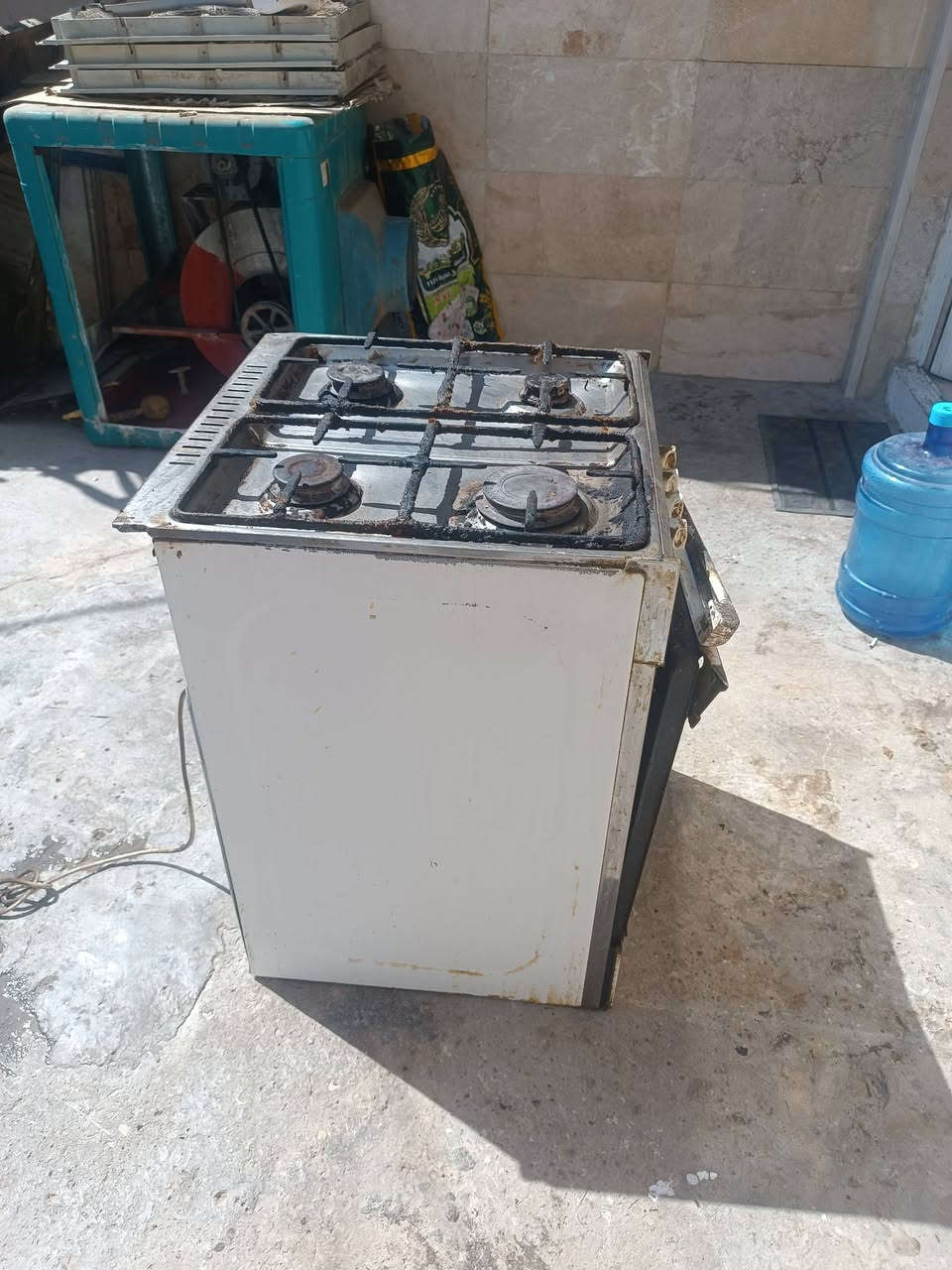 للبيع طباخ مصري 4عيون نضيف
3عيون شغاله بس الصغيرة عاطله
الفرن يشتغل مابي شي 
السعر 50وبي مجال 
0775770570
