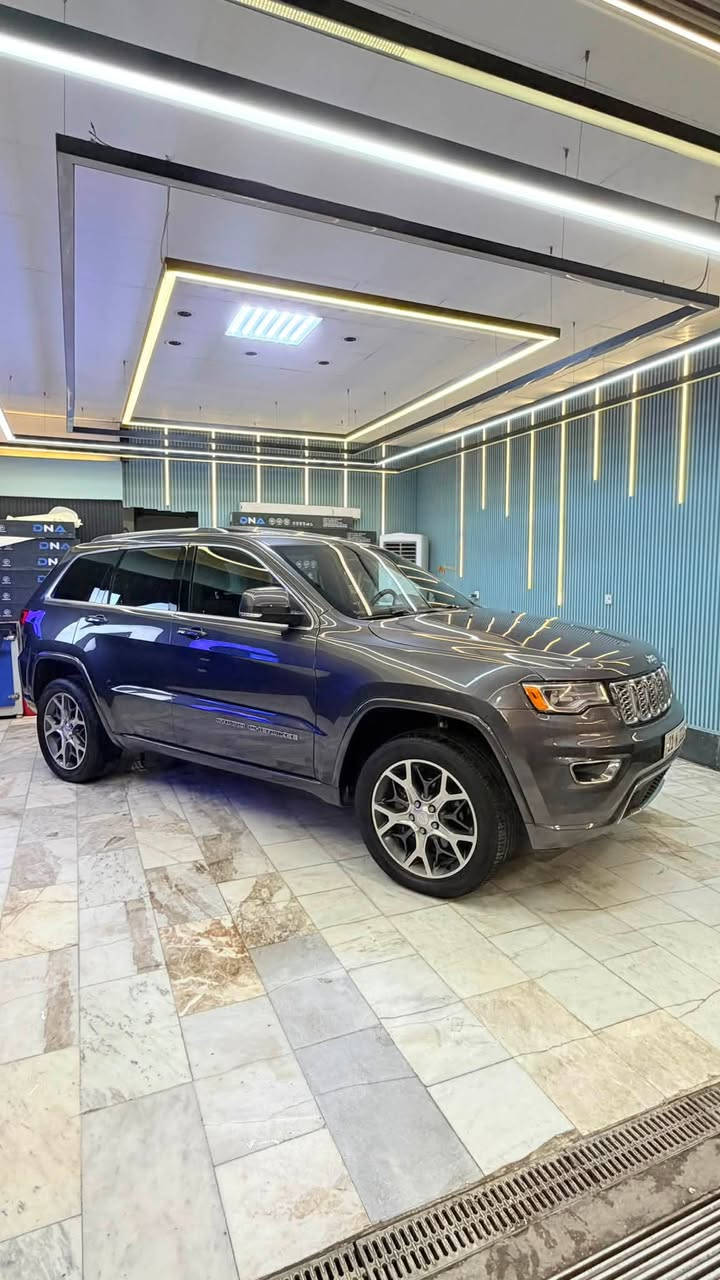 السلام عليكم جيب فول مواصفات نسخة 25
🚨 للبيع. Jeep Grand Cherokee 🚨

🔹 الفئة: Grand Cherokee 25th
🔹 الموديل: 2018
🔹 الوارد: امريكي ٣ قطع صبغ 
🔹 المحرك: 3.6 لتر V6 بنزين
🔹 القوة: حوالي 295 حصان
🔹 ناقل الحركة: أوتوماتيك 8 سرعات
🔹 الدفع: رباعي 4×4
🔹 الممشى:150 الف  كم 
🔹 اللون الخارجي: رصاصي 🩶
🔹 الداخلية: اسود – جلد فاخر 
🔹 عدد المقاعد: 5 ركاب
🔹 نوع الهيكل: SUV عائلية رياضية

✨ المواصفات والتجهيزات:

• فتحة سقف بانوراما مزدوجة
• مقاعد جلد فاخر
• مقاعد أمامية كهربائية
• ذاكرة لمقعد السائق
• تدفئة  للمقاعد الأمامية
• تدفئة للمقاعد الخلفية
• مقود جلد فاخر مع تحكم كهربائي
• مقود متعدد الوظائف
• شاشة لمس كبيرة لنظام الترفيه والملاحة
• نظام ملاحة GPS
• ربط Apple CarPlay وAndroid Auto
• بلوتوث ومداخل USB وAUX
• نظام صوتي فاخر من Harman Kardon
• شاشات ومعلومات متعددة للسائق
• تشغيل بصمة أو تشغيل ذكي
• دخول ذكي بدون مفتاح
• تشغيل عن بُعد
• تكييف أوتوماتيك ثنائي  المناطق
• فتحات تكييف للمقاعد الخلفية
• كاميرا خلفية
• حساسات أمامية وخلفية
• رادارات جانبية وخلفية
• نظام مراقبة النقطة العمياء
• نظام فرملة طوارئ أوتوماتيكية
• مثبت سرعة متكيف
• نظام مراقبة حركة المرور الخلفية
• حساسات مطر وإضاءة
• مرايا جانبية كهربائية وقابلة للطي
• مرايا جانبية مع تسخين
• إضاءة LED أو زينون عدسات قوية جداً اني شادها
• إضاءة نهارية LED
• مصابيح ضباب
• جنوط ألمنيوم أصلية
• جكات كهربائية للباب الخلفي
• باب خلفي كهربائي
• نظام دفع رباعي 4×4
• أنظمة قيادة متعددة حسب نوع الطريق
• نظام التحكم بالنزول من المنحدرات
• نظام التحكم بالثبات الإلكتروني
• نظام مانع انزلاق
• نظام مراقبة ضغط الإطارات
• فرامل مانعة للانغلاق ABS
• توزيع إلكتروني لقوة الفرامل
• وسائد هوائية أمامية وجانبية وستائرية
• مثبت سرعة
• قفل مركزي
• نوافذ كهربائية
• نظام إنذار ضد السرقة
• حساسات ركن أمامية وخلفية
• مساحة داخلية واسعة ومريحة
• صندوق خلفي واسع
• إطارات بحالة جيدة انتاج نهايه 2025
• صيانة دورية حسب الاستخدام
٠ جكات نزول وصعود السيارة 

📌 السيارة امريكبة  ونظيفة وجاهزة للاستخدام.
الحادث القطع الامامية ال ٣ بدون دواخل ولا لغد ولا شاصي
اللوحة سليمانية ( 21 ) 
شرط التحويل 

💰 السعر: ١٨٨$
📍 المكان: بغداد

للمهتمين والجادين، التواصل على الخاص او 
***********
