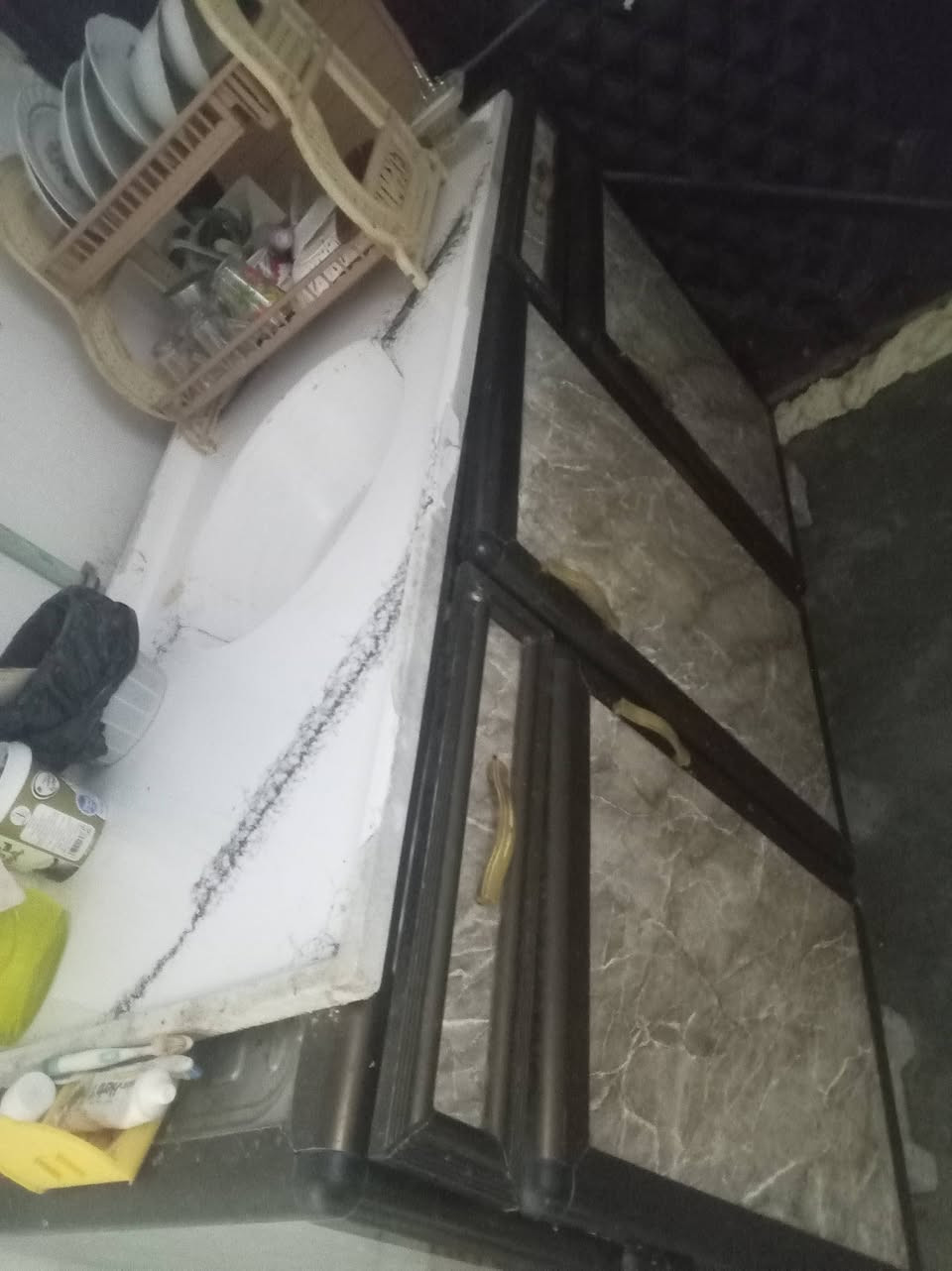 للبيع أثاث بيت كامل ميز طعام مع ٣ كرااسي + غرفه نوم +طباخ +كاونتر + مبرده  *********** اتصل ودلل
