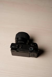 سوني a6400 • سيجما 56مم F1.4 • Zhiyun Weebill S