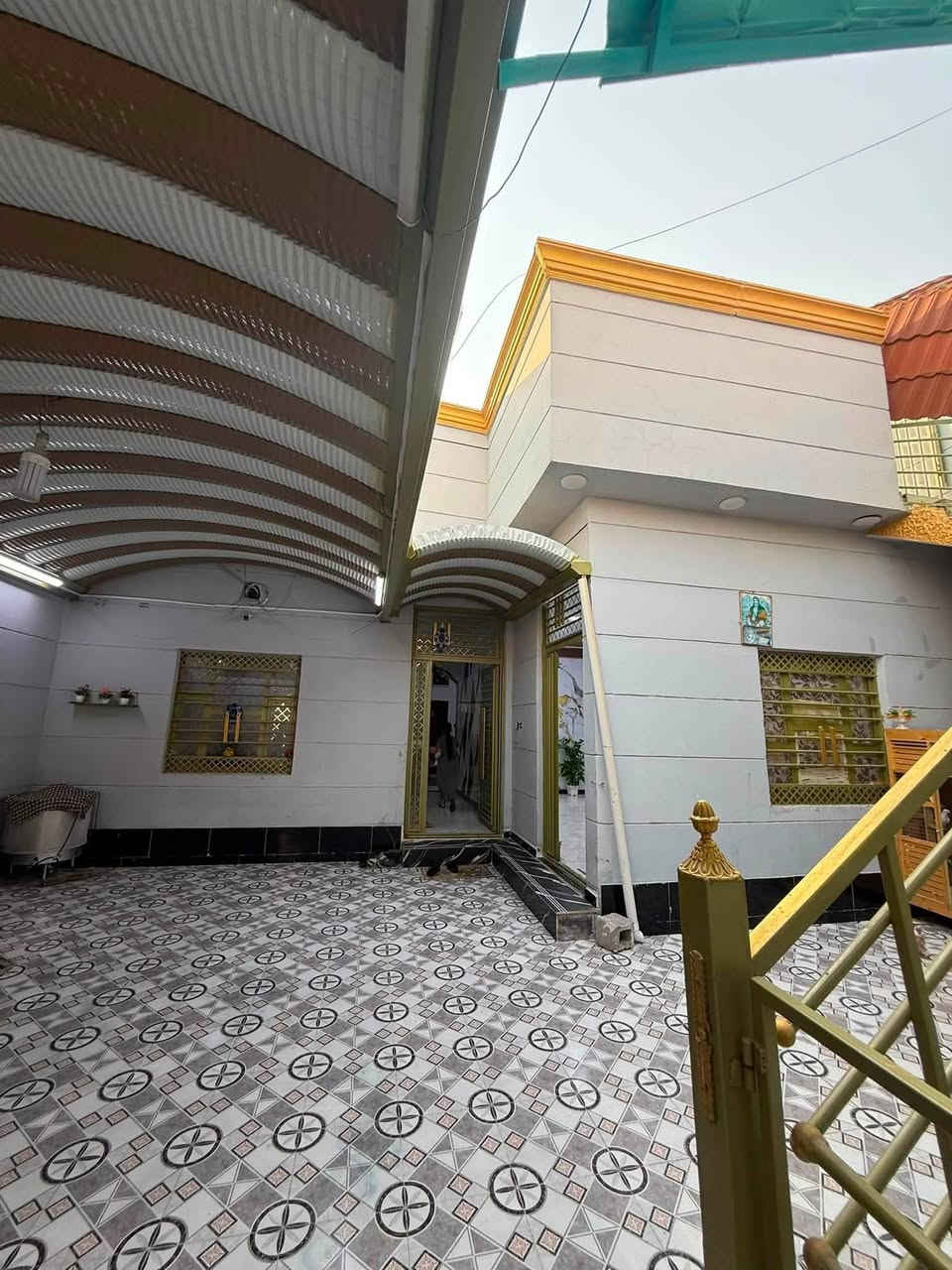 دار سكن للبيع بناء حديث 📍
المساحه 

200 م. طابقين كامل من كلشي تعال وسكن 

#على شارع تبليط ١٠ متر  

جميع الخدمات متوفرة 

و 

#ثالث بيت عن شارع الرئسي 

#موقع خرافي ماشاءالله 🤩  يحتوي البيت على اربع 4️⃣ #غرف نوم 

#و ديوان 

و #صالتين  و مطبخ 

و صحيات  داخلي و خارجي وكذالك صحيات بل طابق #الثاني 

و كراج سياره واسع و حديقه . العنوان البصره ابي الخصيب شارع الوسطي 

ثالث بيت عن شارع الوسطي 

وقف سني مسجل و كامل اصولي تجي انته و تتئكد بنفسك

#سعر البيت 103 مليون و قابل للتفاوض 

#لتواصل ***********#

