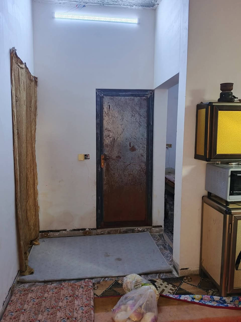 دار للبيع 100م مربع بي نواقص بس بيبان داخليه اوسقف ثانوي غرفتين نوم واستقبال عنوان حولي حي العسكري الزراعي قرب جسر ليلان رابع فرع من الشارع العام
سعر ٣٥ اوبي مجال 
***********
دار للبيع 100م مربع بي نواقص بس بيبان داخليه اوسقف ثانوي غرفتين نوم واستقبال عنوان حولي حي العسكري الزراعي قرب جسر ليلان رابع فرع من الشارع العام
