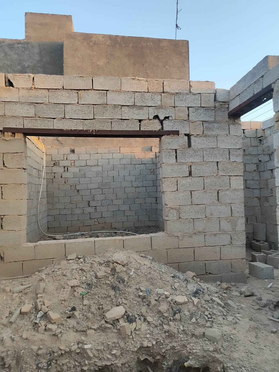 نهايت شارع شمري
بيت هيكل مساحته100متر طابو سند نهايت شارع شمري عله سايدين بيت كامل بس سكف وتكعد بيتحول بسمك كبل 
رقم ***********
