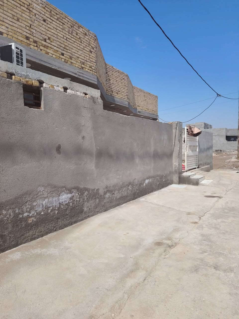 بيت للبيع مجمع النفط الرابع مساحة البيت ٣٢٠ متر طابق واحد الواجهه ٢٠ /متر/والنزال ١٦ متر/بل اضافه خط نت وخط مولد مجاني حديقة جانبيه ٨٠ متر بيها محل خدمات مدفوعه اما السعر جدآ مناسب رقم الهاتف *********** ياالله يارزاق
