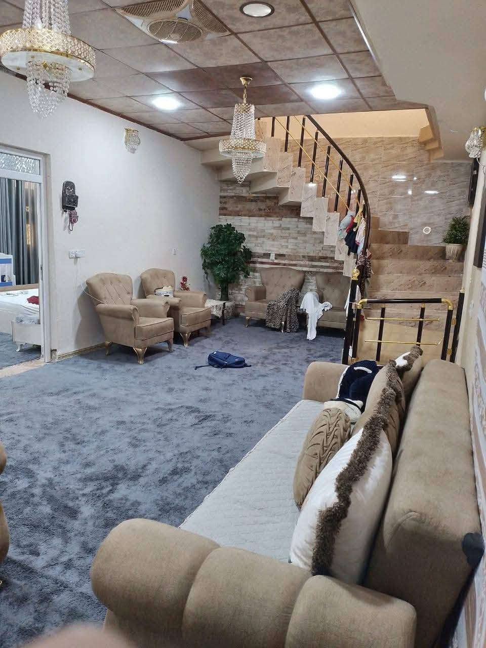 بيت للبيع يوسف بيك مساحه250متر مربع مبني 2مشتملات عدد غرف نوم3
استقبال 
هول خطار 2
مطبخ2حاربارد
 حمام صحيات2
كاشي سيراميك سقف ثانوي
ماء خطوط بئر +مشروع 
كراج سياره جبير بي السعر 52مليون وبي مجال رقم الهاتف***********
