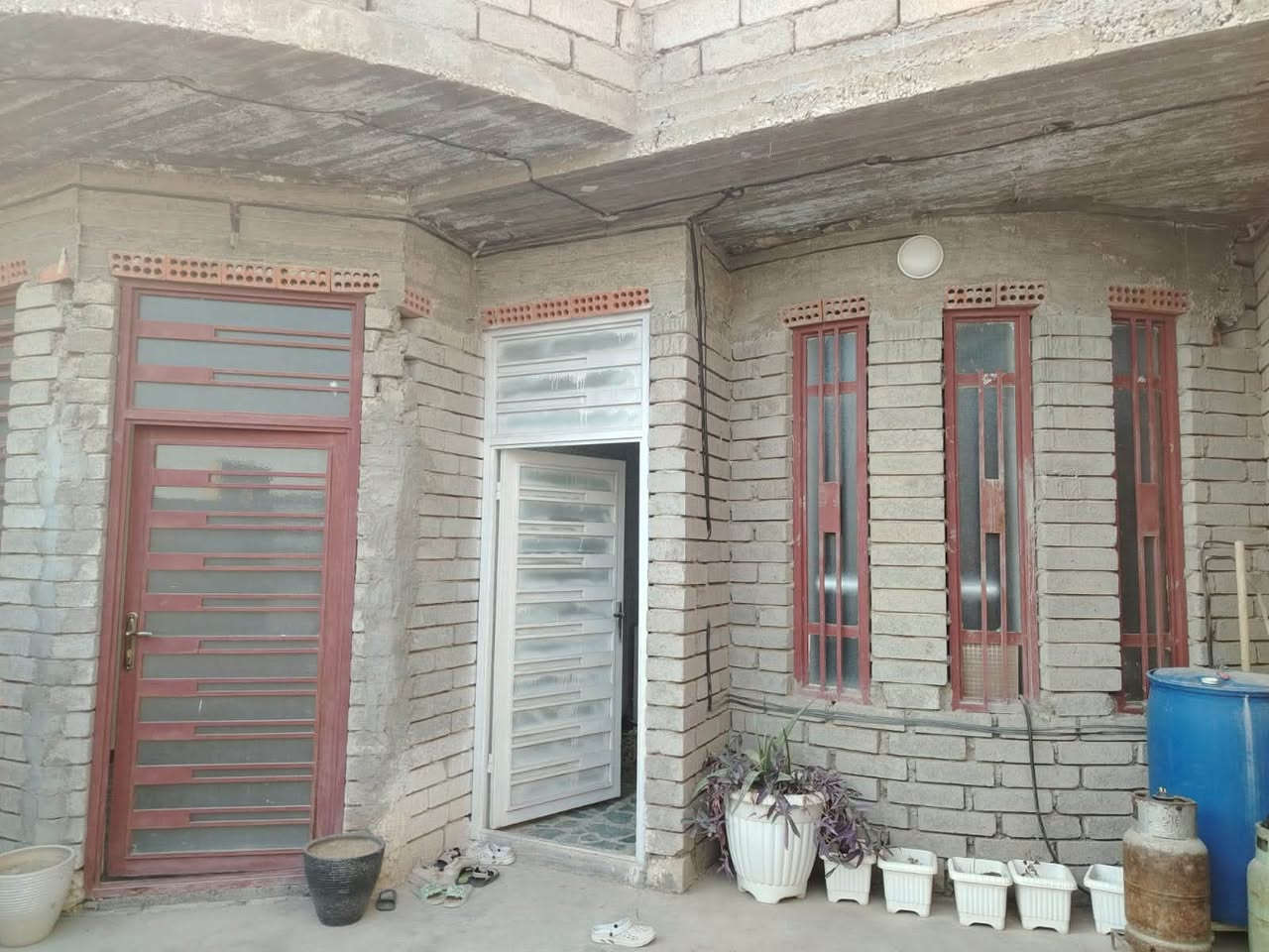 سلام عليكم مشتمل للبيع دوانم البهراط قبل شارع 50 خلف المكاتب 

1. مشتمل مساحته 150 متر واجهة 7 ونص والنزال 20

2. يحتوي على غرفتين نوم ومطبخ وصاله وديوانيه صحيات وكراج سيارة المشتمل عايزه بس لبخ  مثل ما موضح بالصور 

3 سعره مناسب60 مليون بي مجال 

4. للاستفسار اكثر الاتصال ***********
