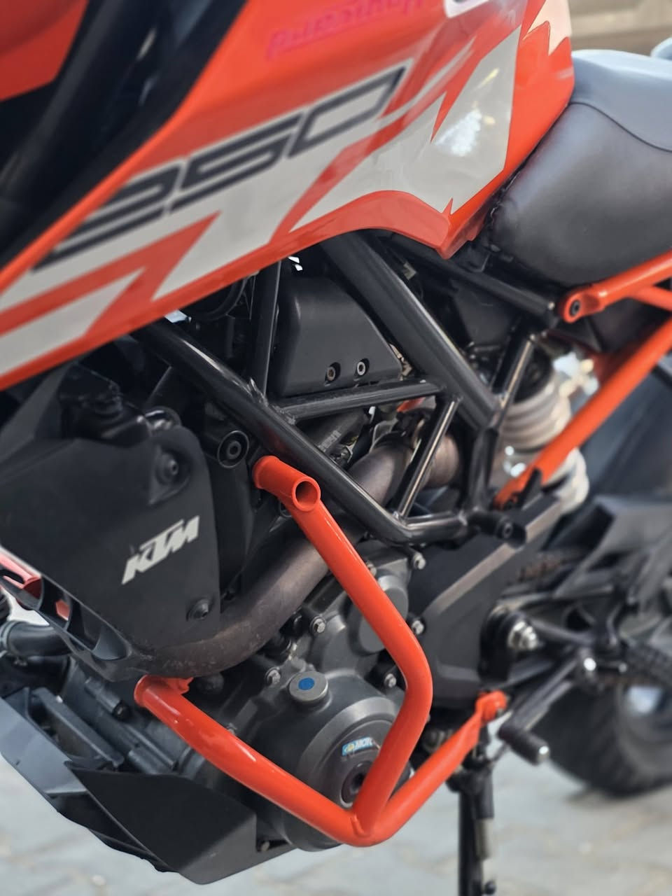 KTM 250cc 2013 
 المواصفات 
محرك 250cc
موديل 2013 
حقن الوقود نوزل 
تبريد ماء 
المكابح او البريكات abs خلفي امامي
لايت زنون بلادي مع سكن LED 
كزوز مايف وكاله 
حجم الإطار الخلفي 160 . 17 
شاشه دجتل الكتروني 
تحديد موقع بلادي GBS 
منفذ USB شحن الموبايل  
ممشه دراجه 8000km 
#ملاحظه الدراجه وارد ياباني بدون رقم فقط منفيس ومكاتبه فقط 
عنوان بغداد 
***********
