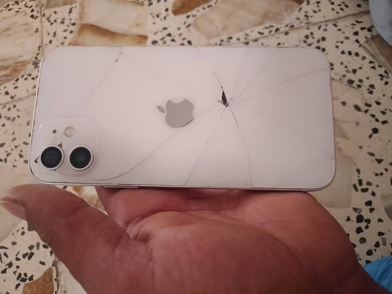 للبيع 12 عادي سعره 250 عنوان نجف كوفه مبدل بس بطاريه*********** واتساب
