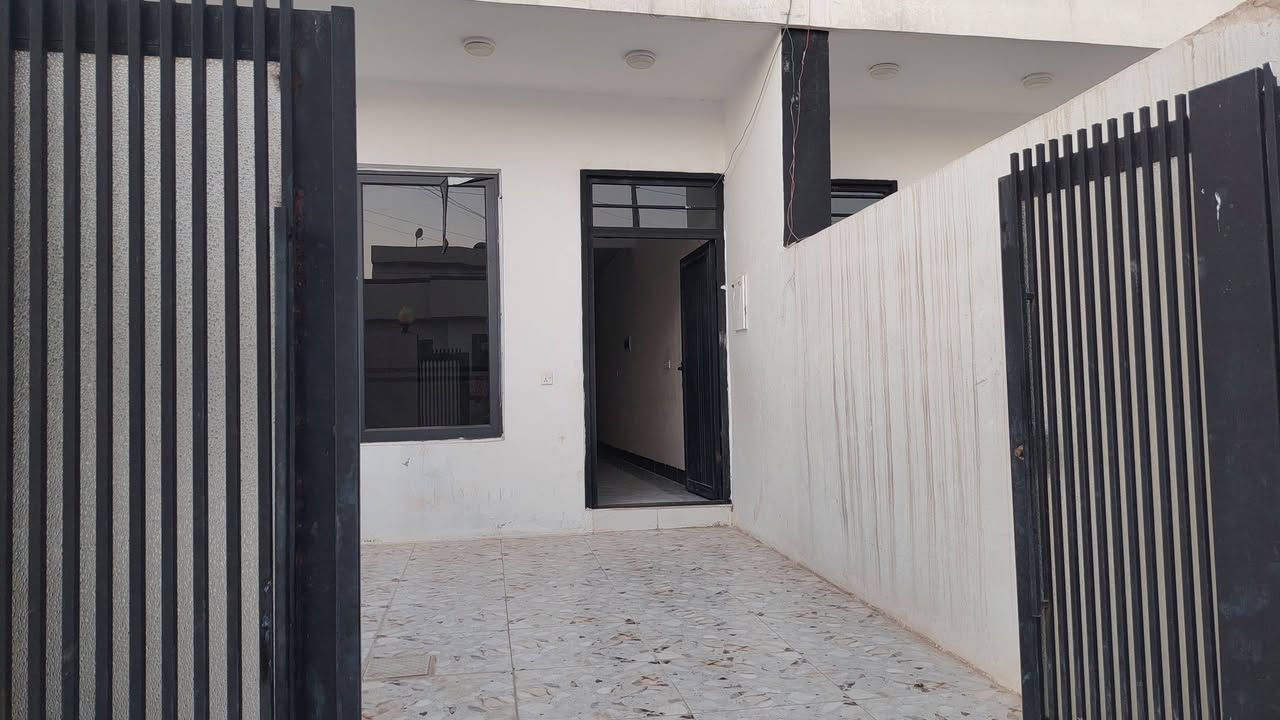 کۆد 40
بۆ فرۆشتن 118   مەتر
  
خانووەکە  پێك هاتووە لە ......

دوو ژوور خەو ـ چێشتخانە و ژووری میوان تێکەڵە  ـ سەر ئاو ـ گەرماو وەک لەوێنەکان دیارە 

شوێن : کرکوک 
بۆ زانیاری زیاتر  ژمارە (3) بنێرن 
وەڵامتان دەدرێتەوە 
***********
***********
ـــــــــــــــــــــــــــــــــــــــــ.
 
🏠 كود 40

للبيع – مساحة118 متر

📍 المواصفات:
غرفتین نوم ـ مطبغ ـ استقبال ـ حمام ـ مرافق غربی و شرقی
موقع ممتاز في منطقة هادئة بشارع عريض وقريب من الشارع الرئيسي
بسعر مناسب 
📍 الموقع: كركوك

📞 للاستفسار: أرسل الرقم [3 ] وسيتم الرد عليك
***********

***********
