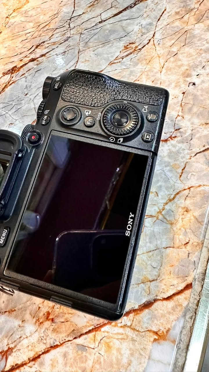 كامرة Sony A7III بحالة ممتازة جدًا، استخدام شخصي ونظيف، وما بيها أي مشاكل فنية أو أعطال
الكامرة مكفولة من كلشي وكلش نضيفة 
وياها بطارية اصلية 
سبب البيع تحديث كامرة 
للستفسار :الاتصال ***********
