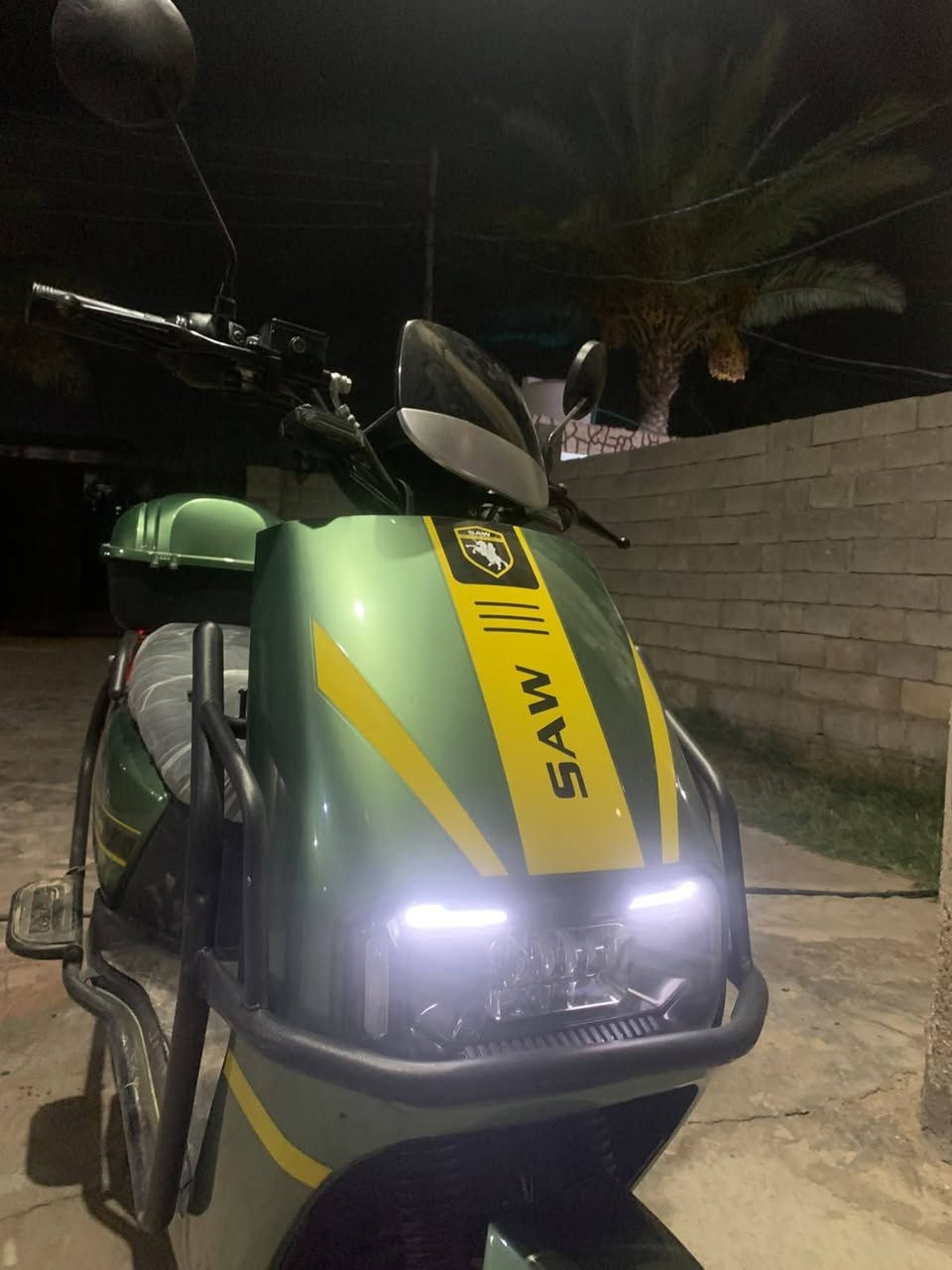 السلام عليكم ورحمة الله وبركاته ✋
​للبيع دراجة كهربائية SAW جديدة زيرو موديل 2026 🛵⚡
​الدراجة كاملة جاهزة للعمل والاستخدام، مجهزة ومدرعة بالكامل وبحالة الزيرو.
​المواصفات:
​النوع: SAW (أخضر زيتي مميز)  
​الموديل: 2026 (جديدة زيرو)
​البطارية: 6 باتري (قوة ومدى ممتاز)
​التدريع: دراجة مدرعة بالكامل ومحمية بدعاميات  
​الإضاءة والكهربائيات: الكهربائيات شغالة 100%، إضاءة أمامية LED قوية (بدون لايت خلفي)  
​أنظمة الأمان: تحتوي على نظام البارك (Park System)
​التخزين: تحتوي على صندوق وسط + صندوق خلفي كبير  
​الملحقات: مرايات جانبية ودعاميات حماية كاملة  
​السعر: 675 ألف (وبي مجال بسيط) 💰
العنوان: بغداد - بسماية (قرية 10) 📍
رقم الهاتف / ***********
